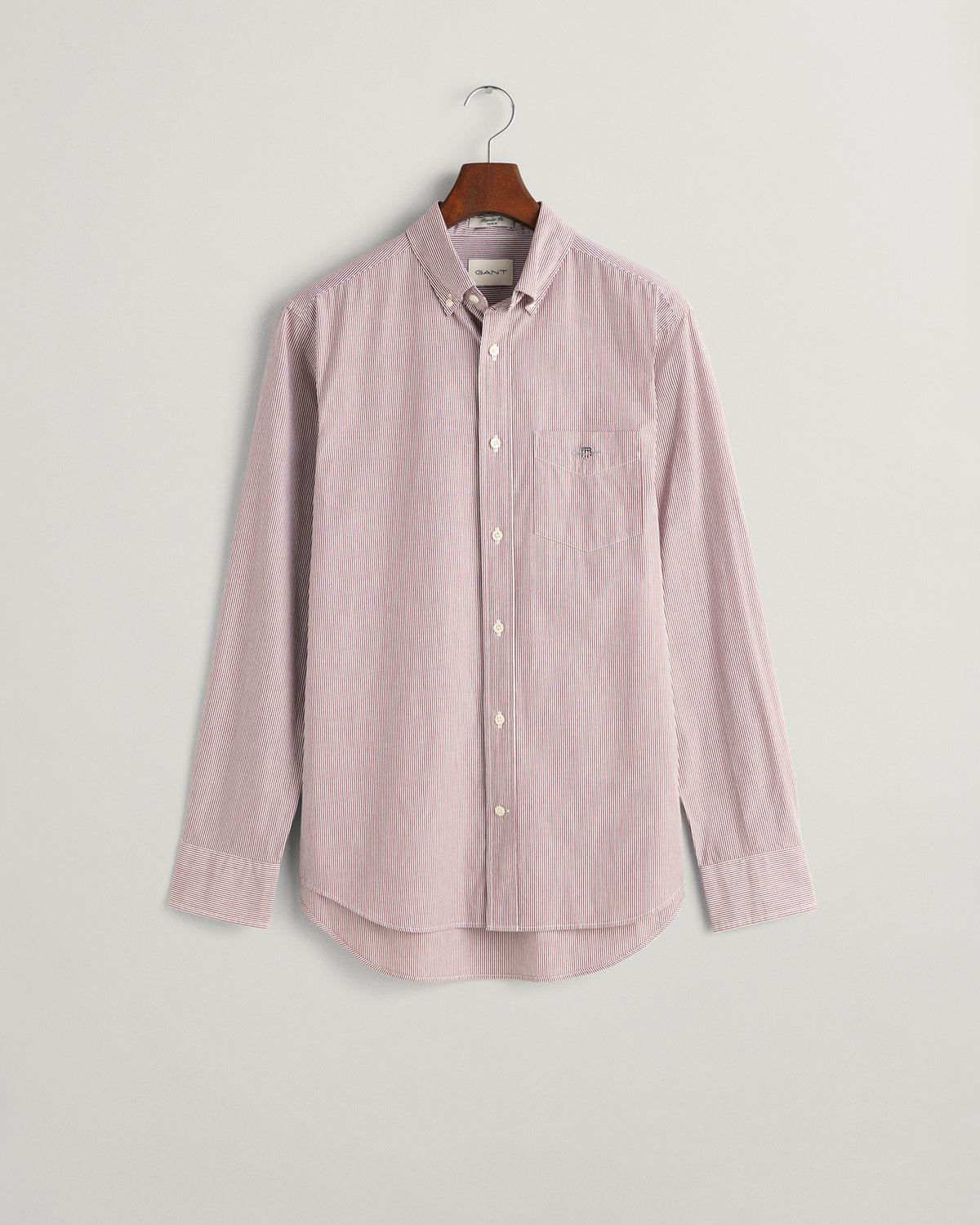 PLUMPED RED, REG POPLIN BANKER SHIRT, FLAT-LAY BY GANT AU.