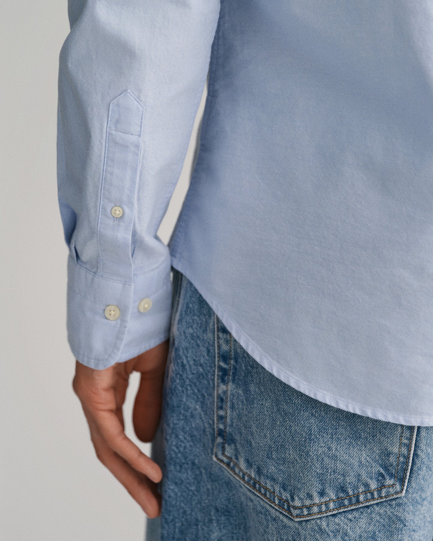 LIGHT BLUE, SLIM OXFORD SHIRT, CLOSE-UP BY GANT AU.