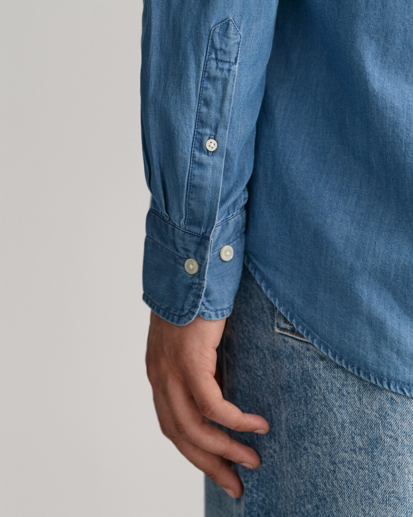 SEMI LIGHT BLUE, REG INDIGO BD, CLOSE-UP BY GANT AU.