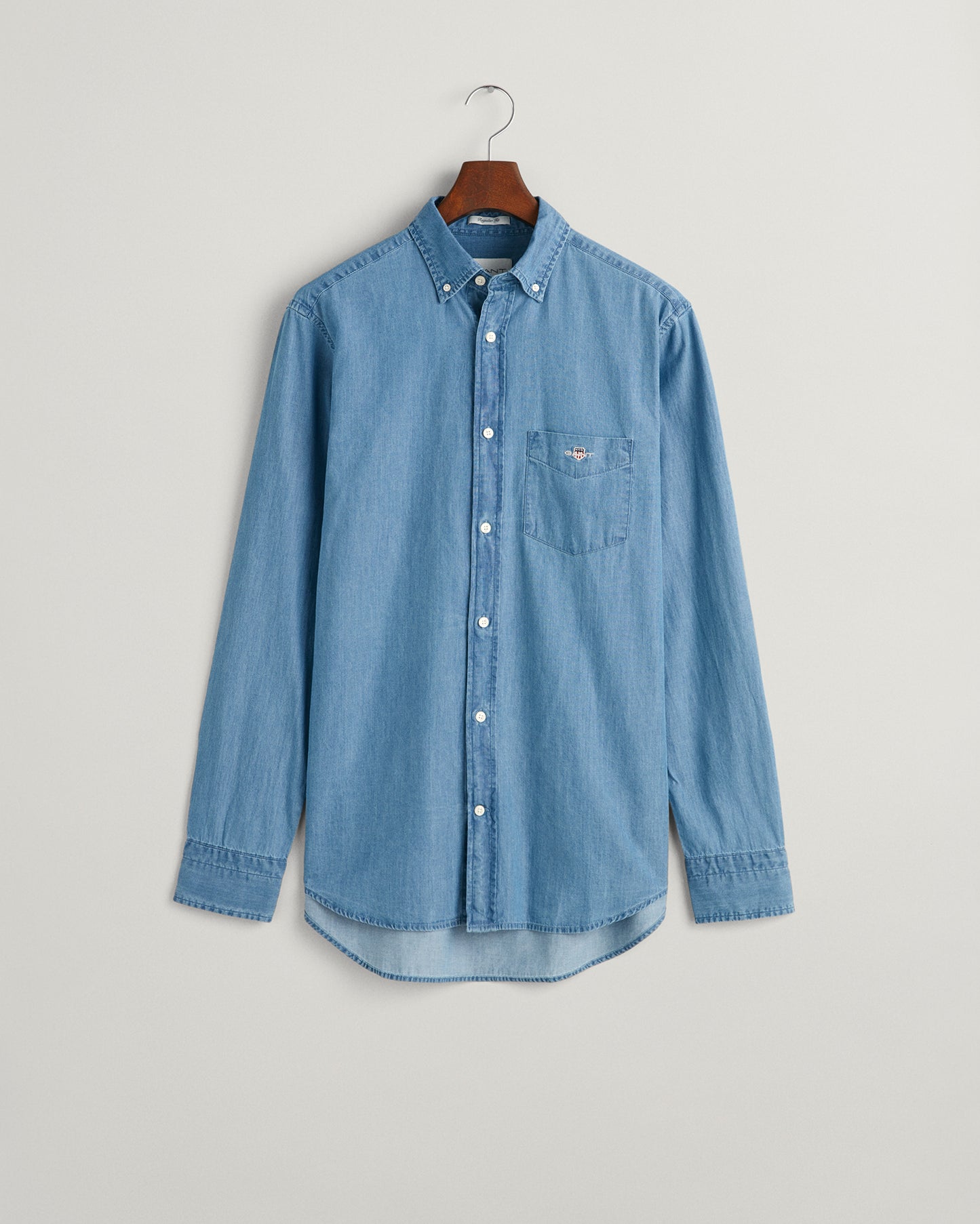 SEMI LIGHT BLUE, REG INDIGO BD, FLAT-LAY BY GANT AU.