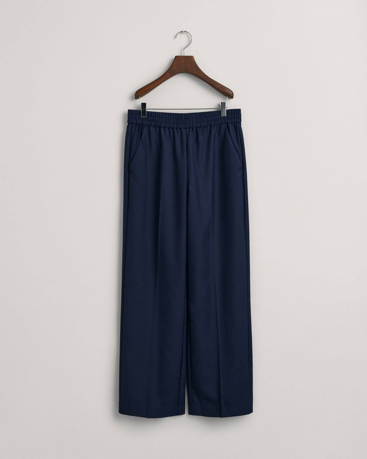 EVENING BLUE, RELAXED PULL ON PANTS, FLAT-LAY BY GANT AU.