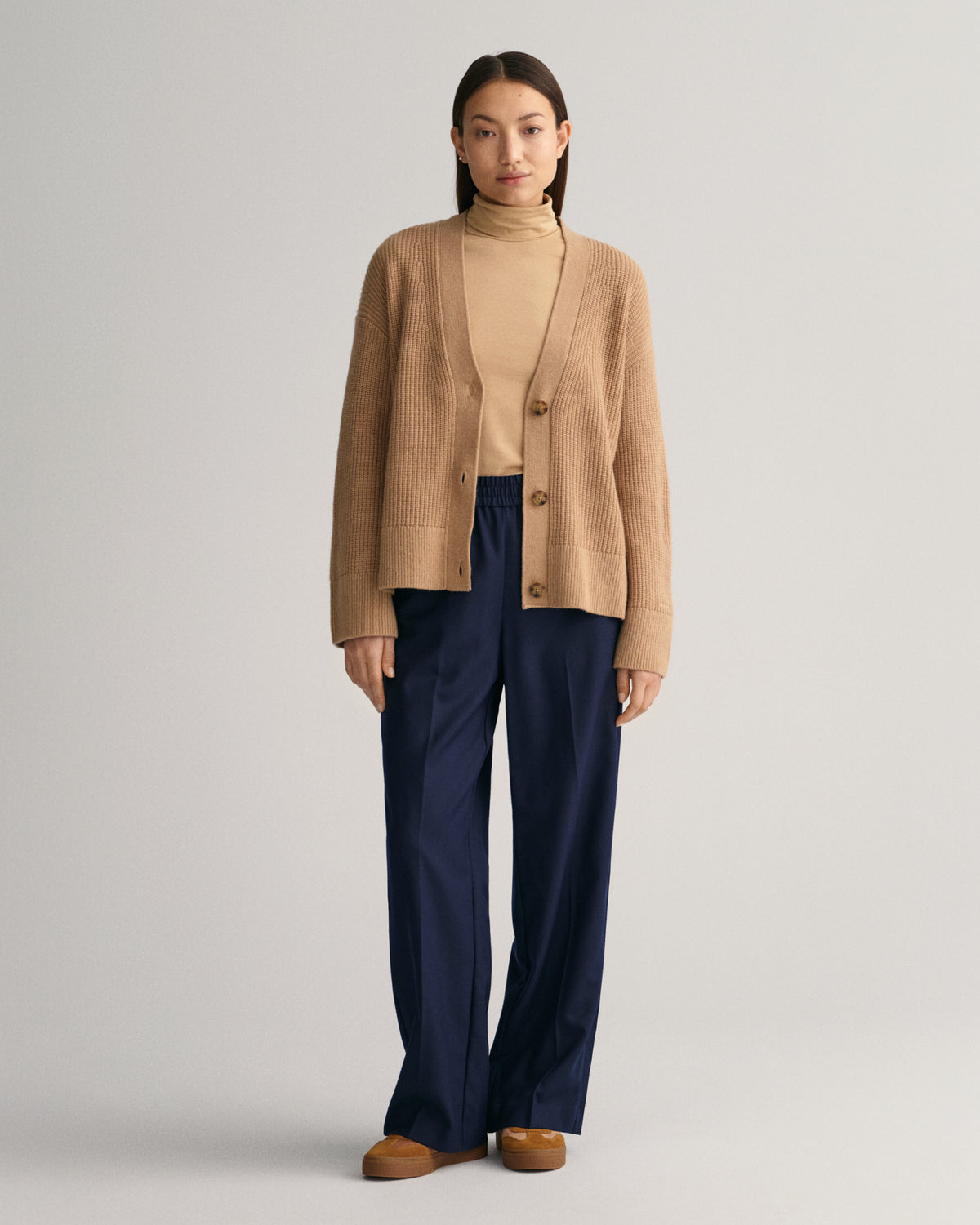 EVENING BLUE, RELAXED PULL ON PANTS, FRONT-VIEW BY GANT AU.