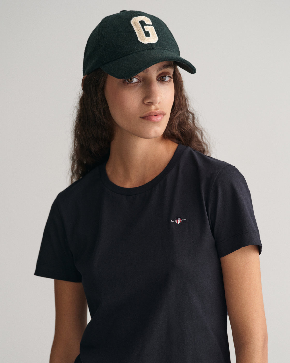 BLACK, REG SHIELD SS T-SHIRT, CLOSE-UP BY GANT AU.