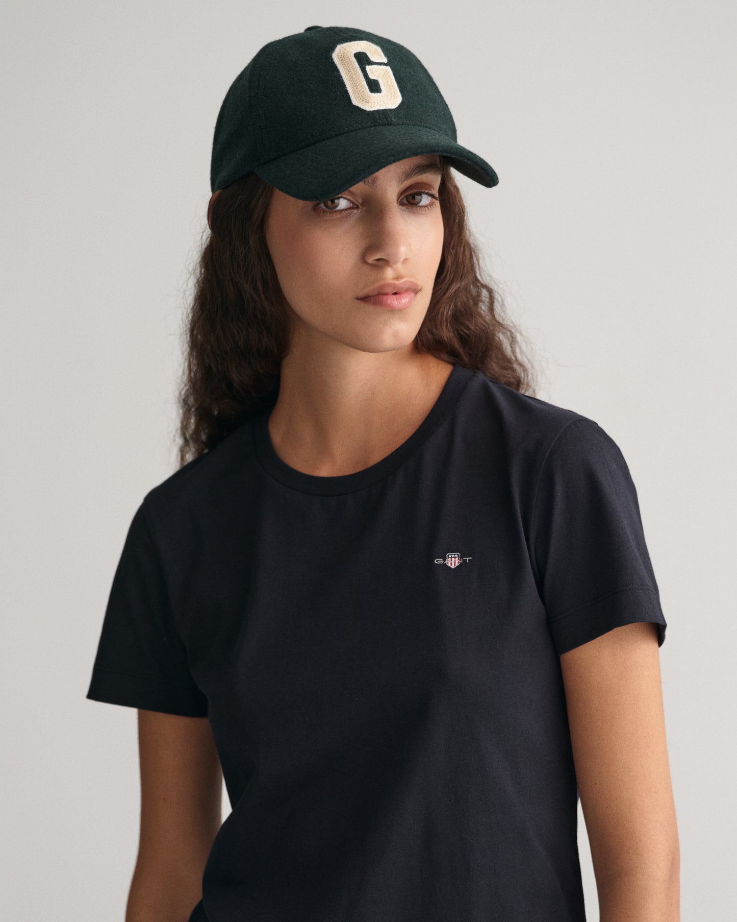 BLACK, REG SHIELD SS T-SHIRT, CLOSE-UP BY GANT AU.