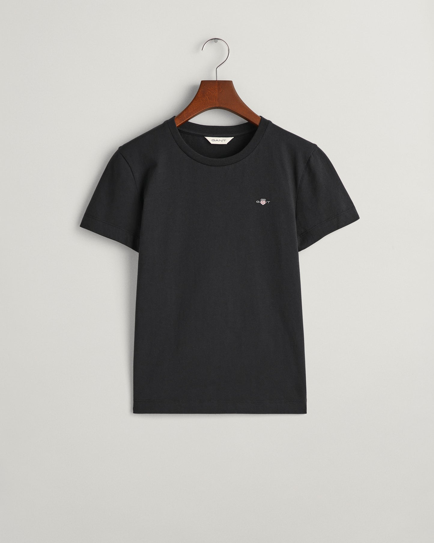 BLACK, REG SHIELD SS T-SHIRT, FLAT-LAY BY GANT AU.