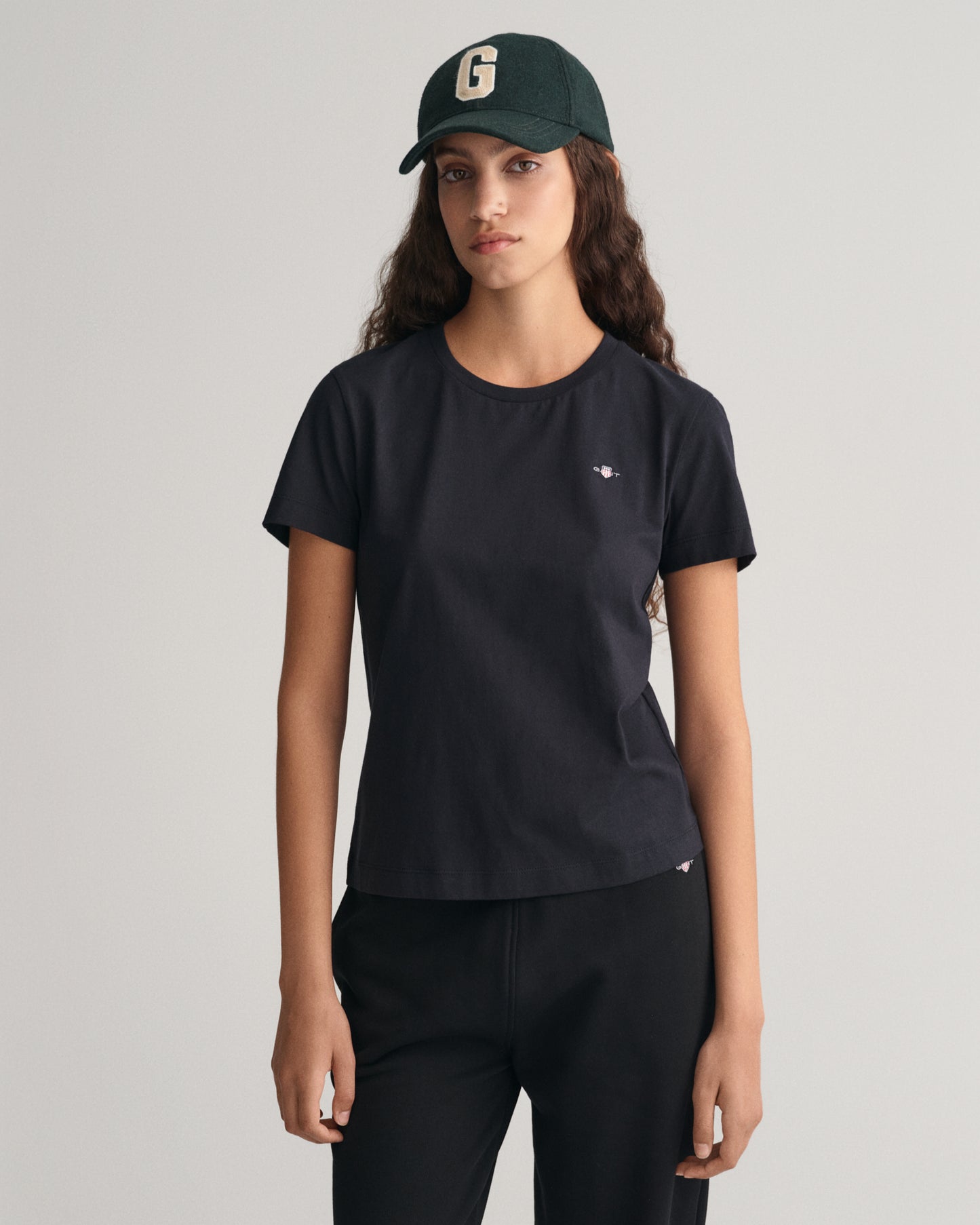 BLACK, REG SHIELD SS T-SHIRT, FRONT-VIEW BY GANT AU.