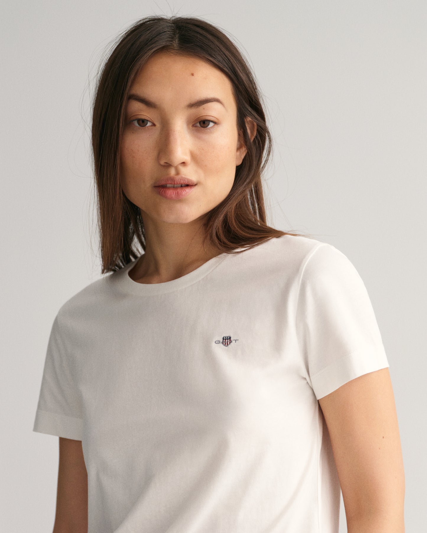 WHITE, REG SHIELD SS T-SHIRT, CLOSE-UP BY GANT AU.