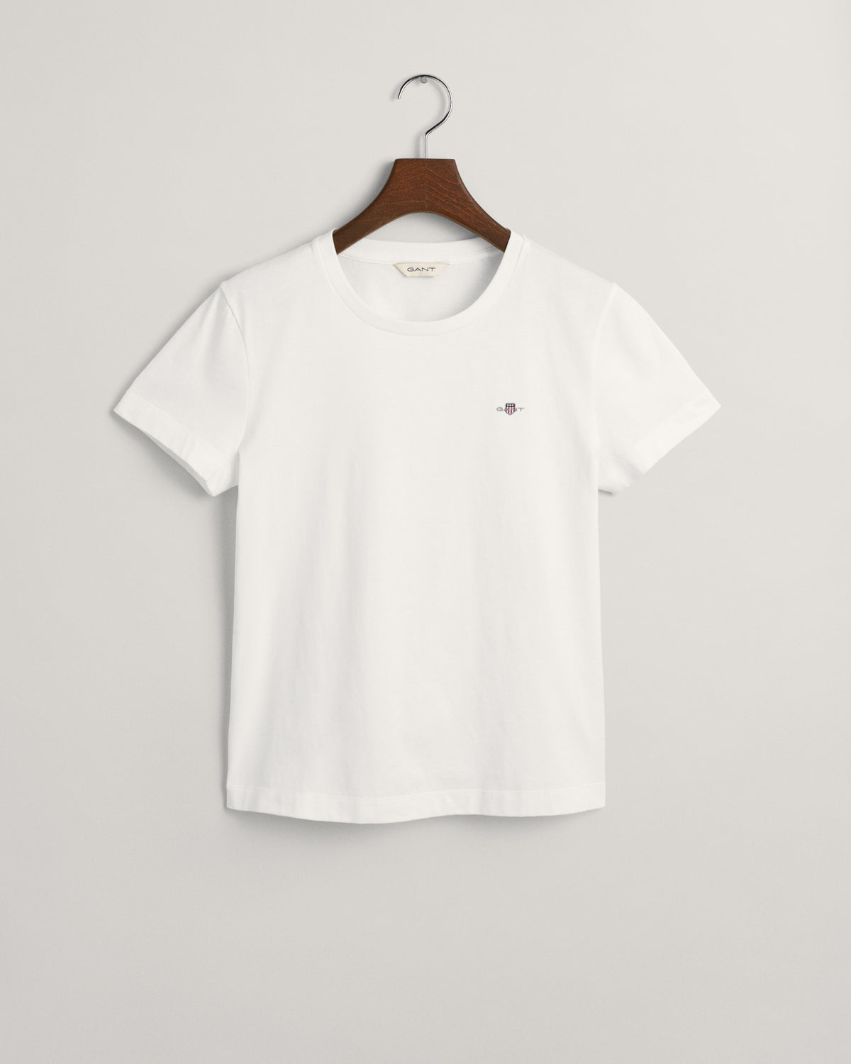 WHITE, REG SHIELD SS T-SHIRT, FLAT-LAY BY GANT AU.