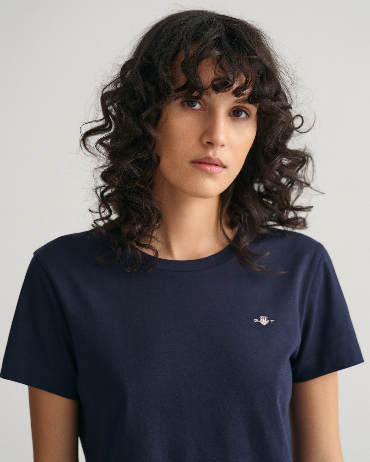 EVENING BLUE, REG SHIELD SS T-SHIRT, CLOSE-UP BY GANT AU.