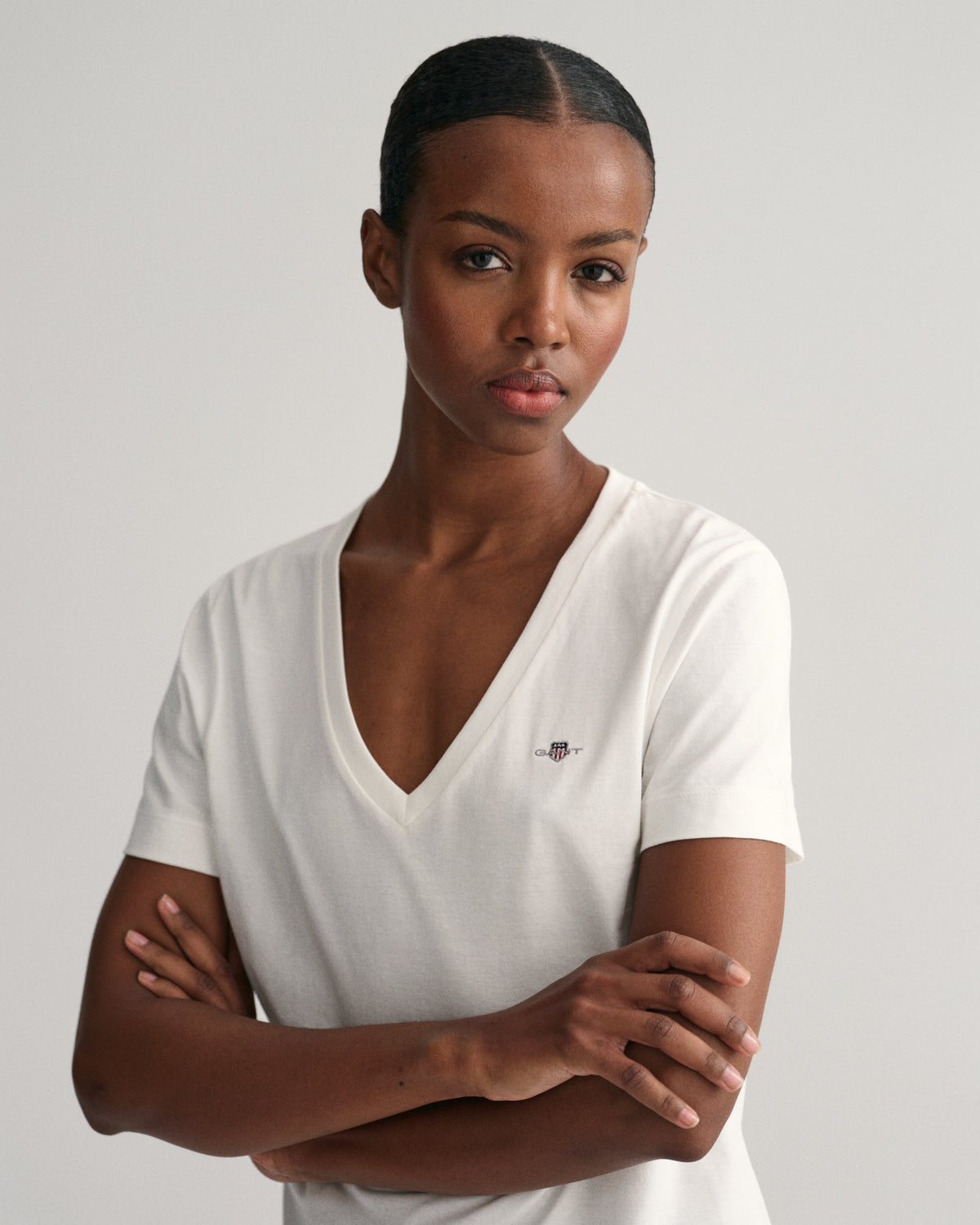 WHITE, REG SHIELD SS V-NECK T-SHIRT, CLOSE-UP BY GANT AU.