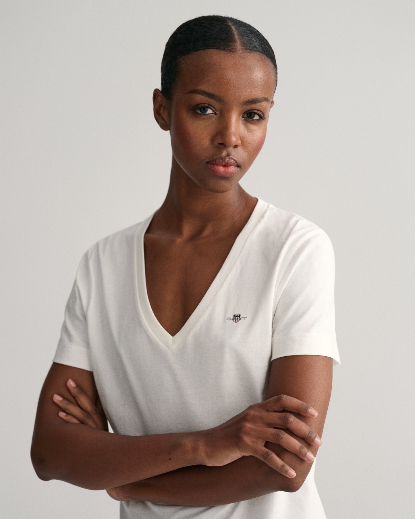 WHITE, REG SHIELD SS V-NECK T-SHIRT, CLOSE-UP BY GANT AU.