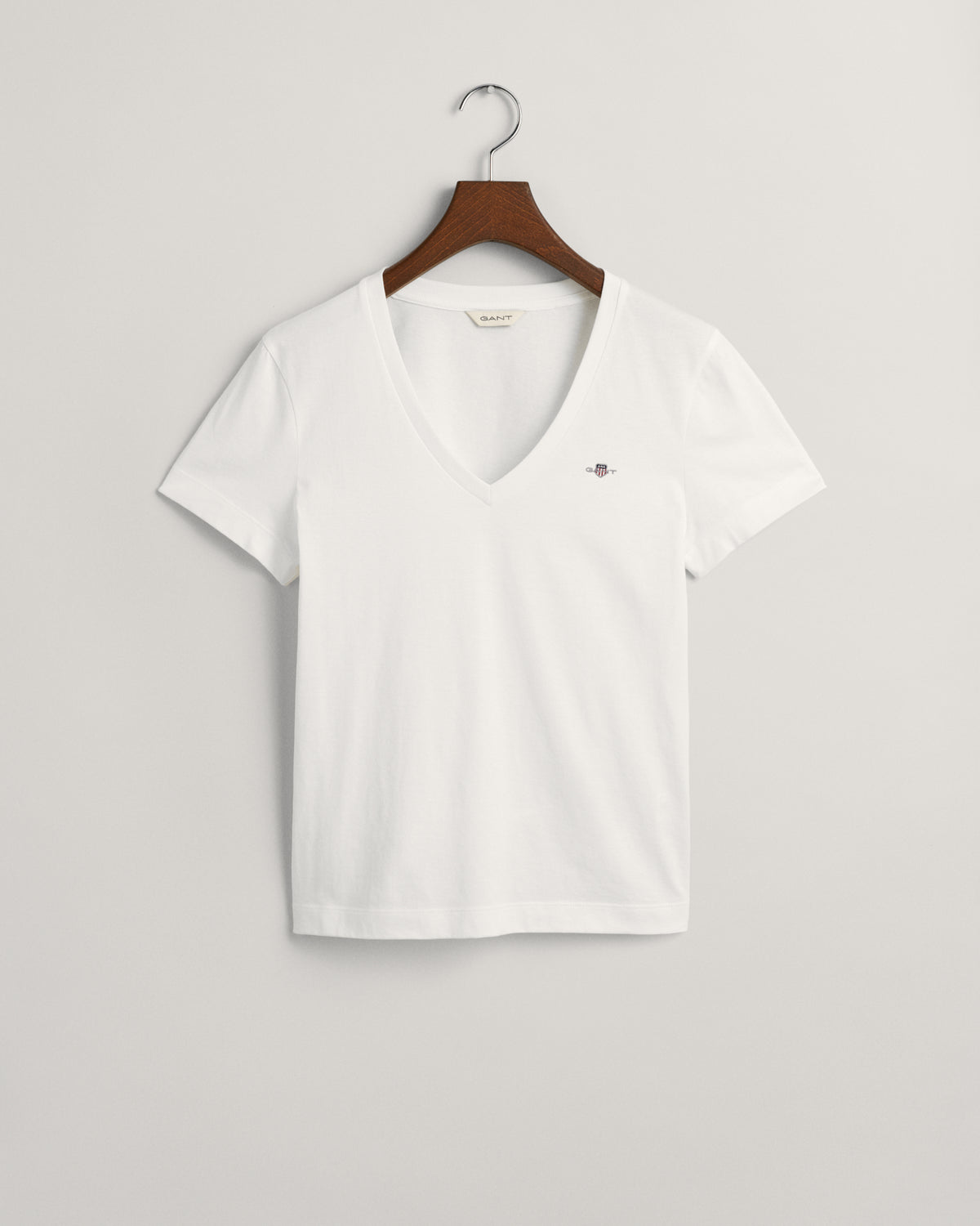 WHITE, REG SHIELD SS V-NECK T-SHIRT, FLAT-LAY BY GANT AU.