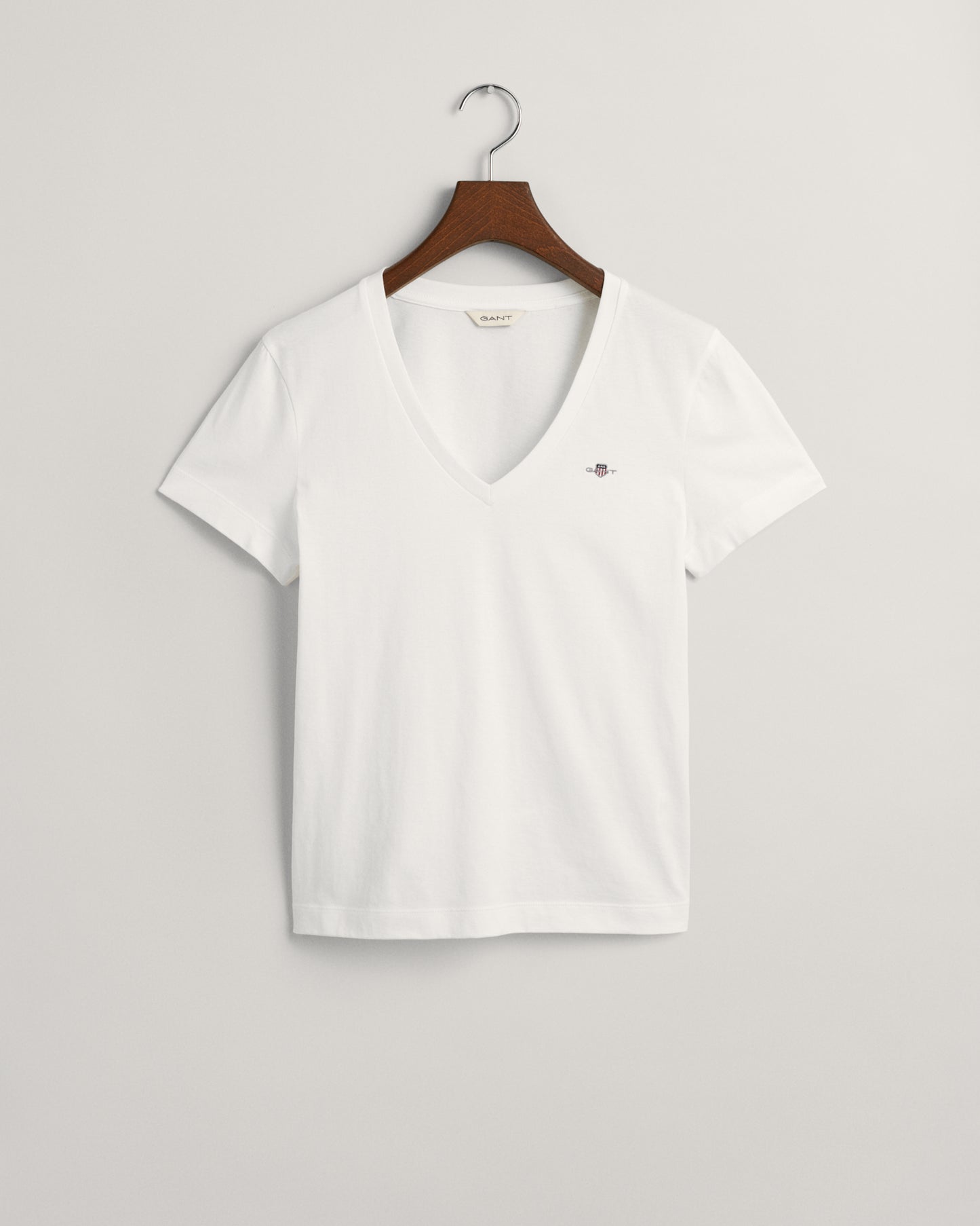 WHITE, REG SHIELD SS V-NECK T-SHIRT, FLAT-LAY BY GANT AU.