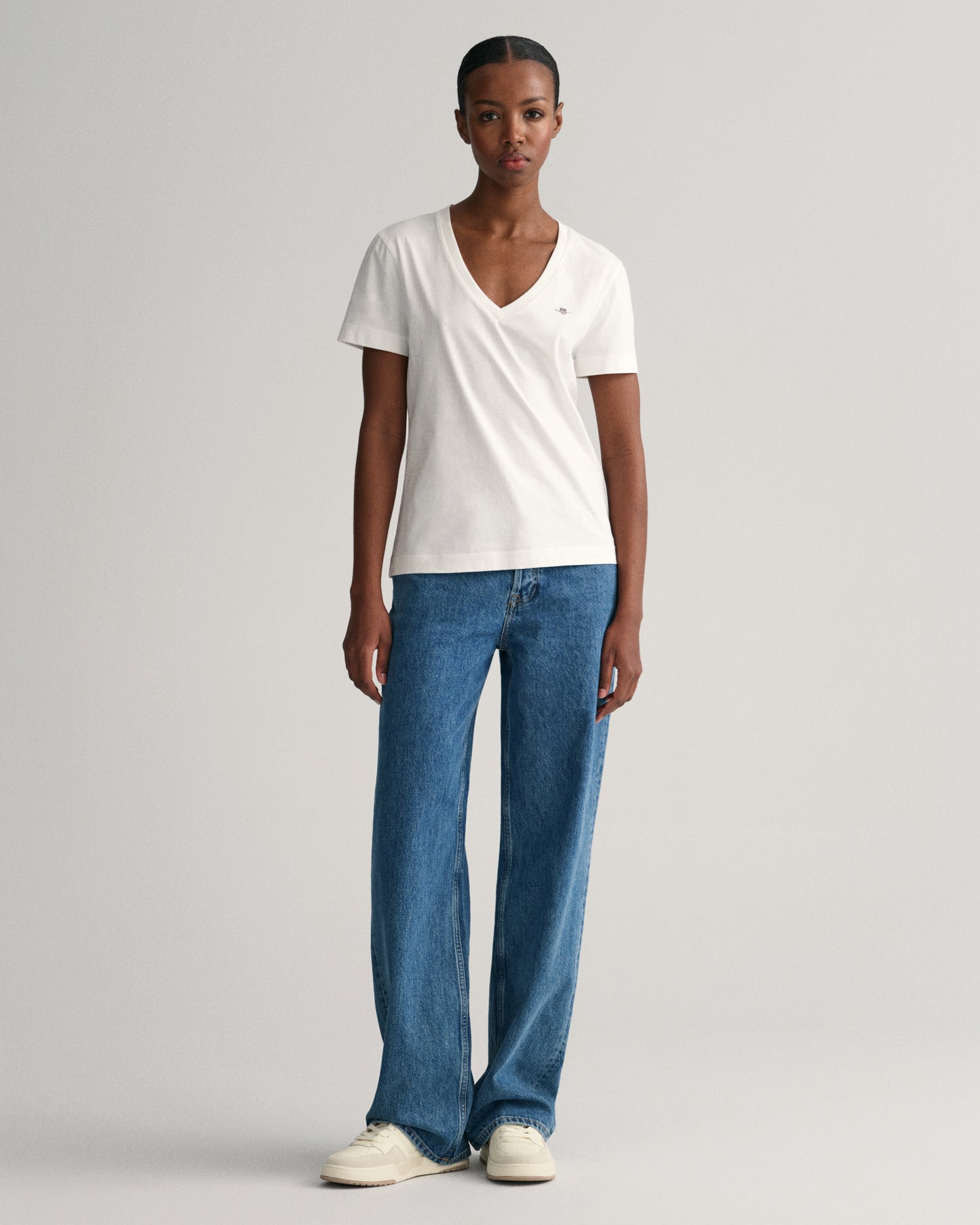 WHITE, REG SHIELD SS V-NECK T-SHIRT BY GANT AU.