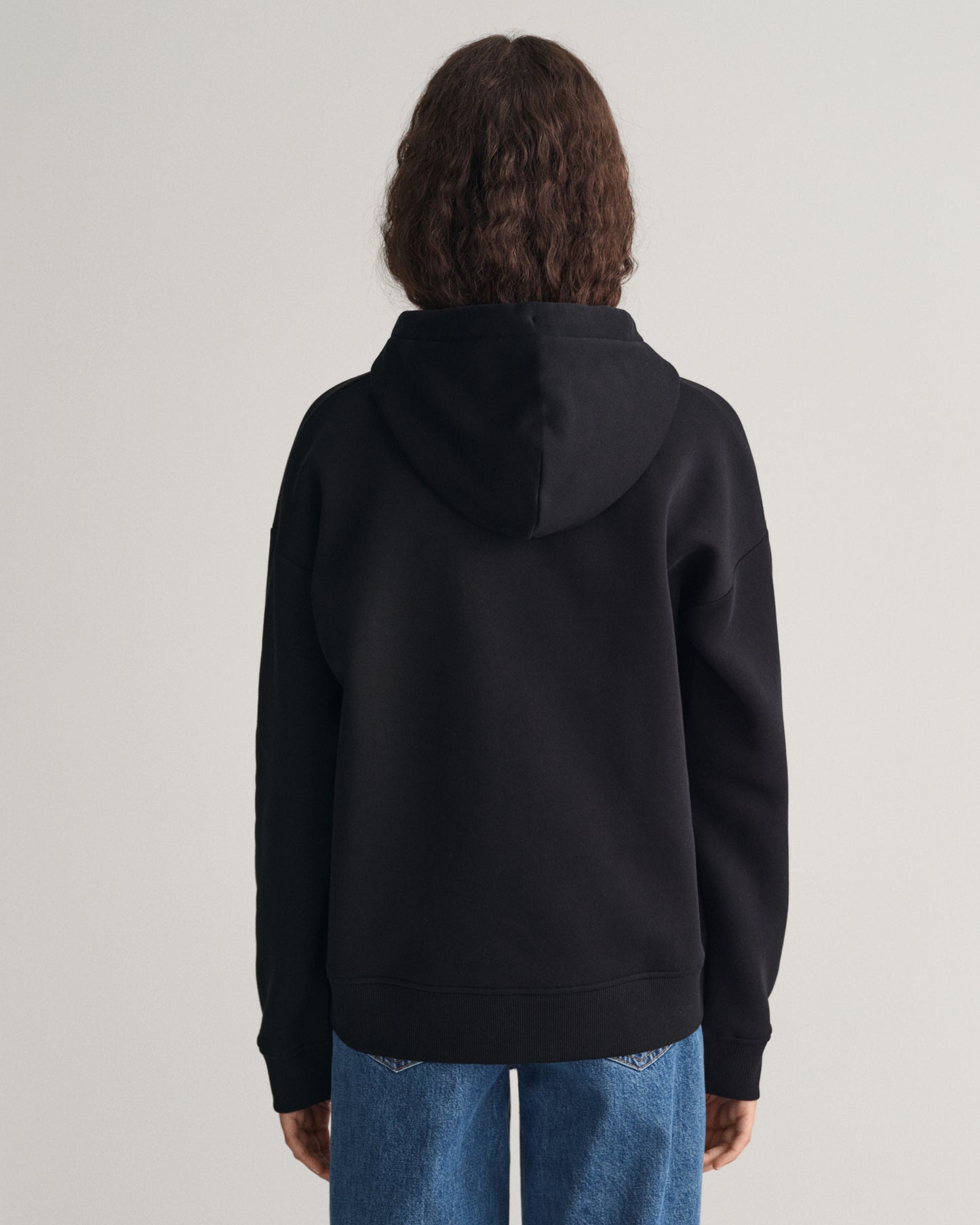 BLACK, REL ARCHIVE SHIELD HOODIE, BACK-VIEW BY GANT AU.