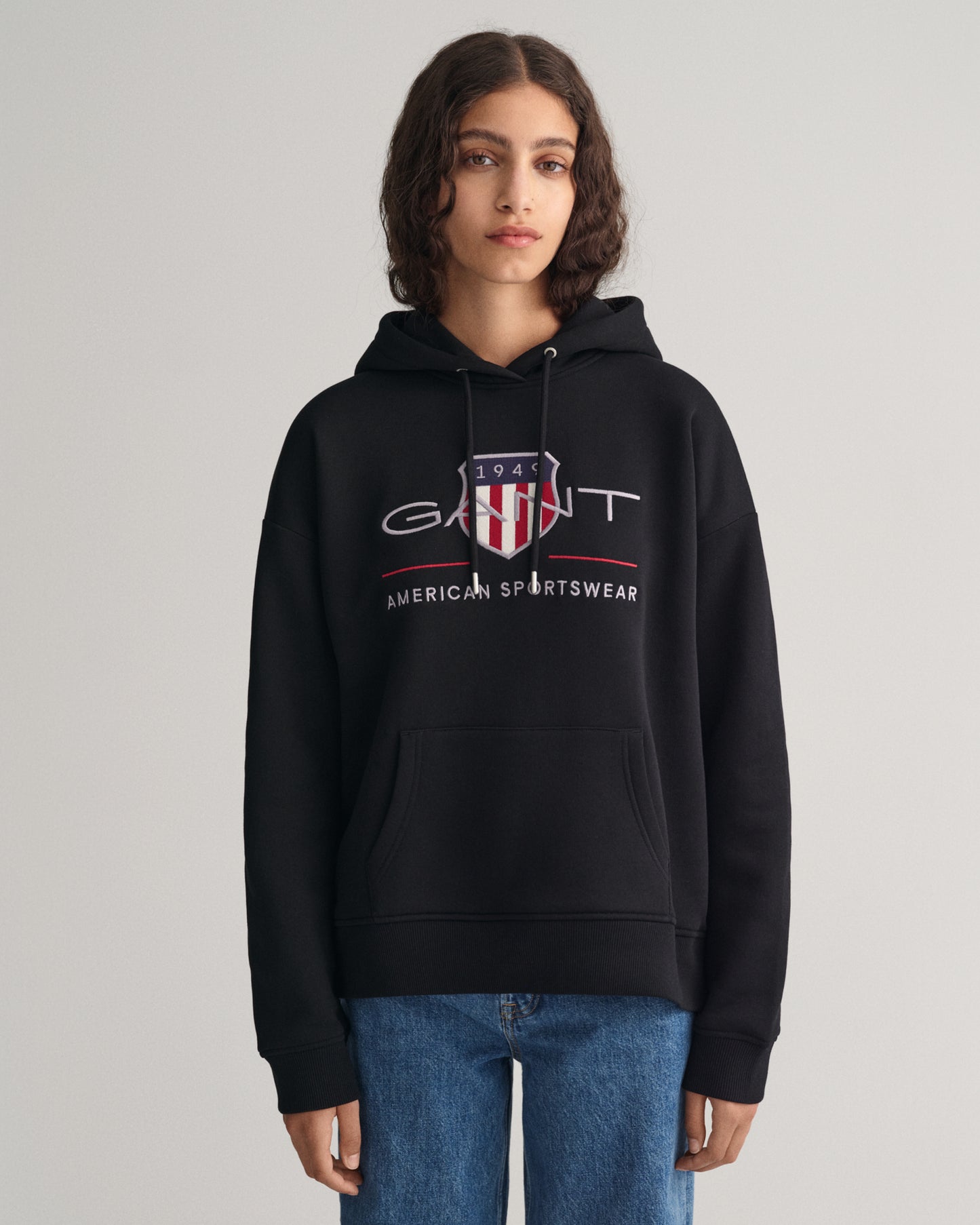 BLACK, REL ARCHIVE SHIELD HOODIE, FRONT-VIEW BY GANT AU.