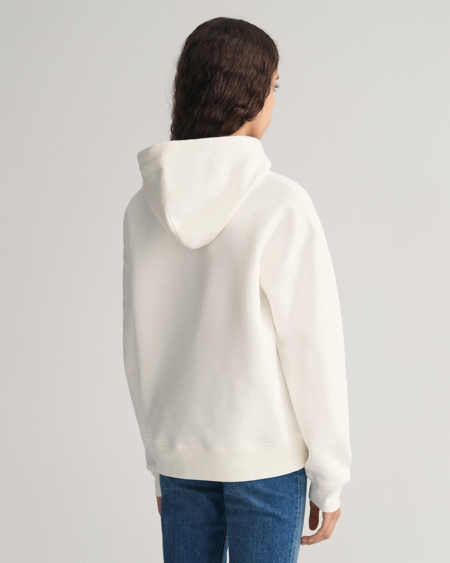 EGGSHELL, REL ARCHIVE SHIELD HOODIE, BACK-VIEW BY GANT AU.