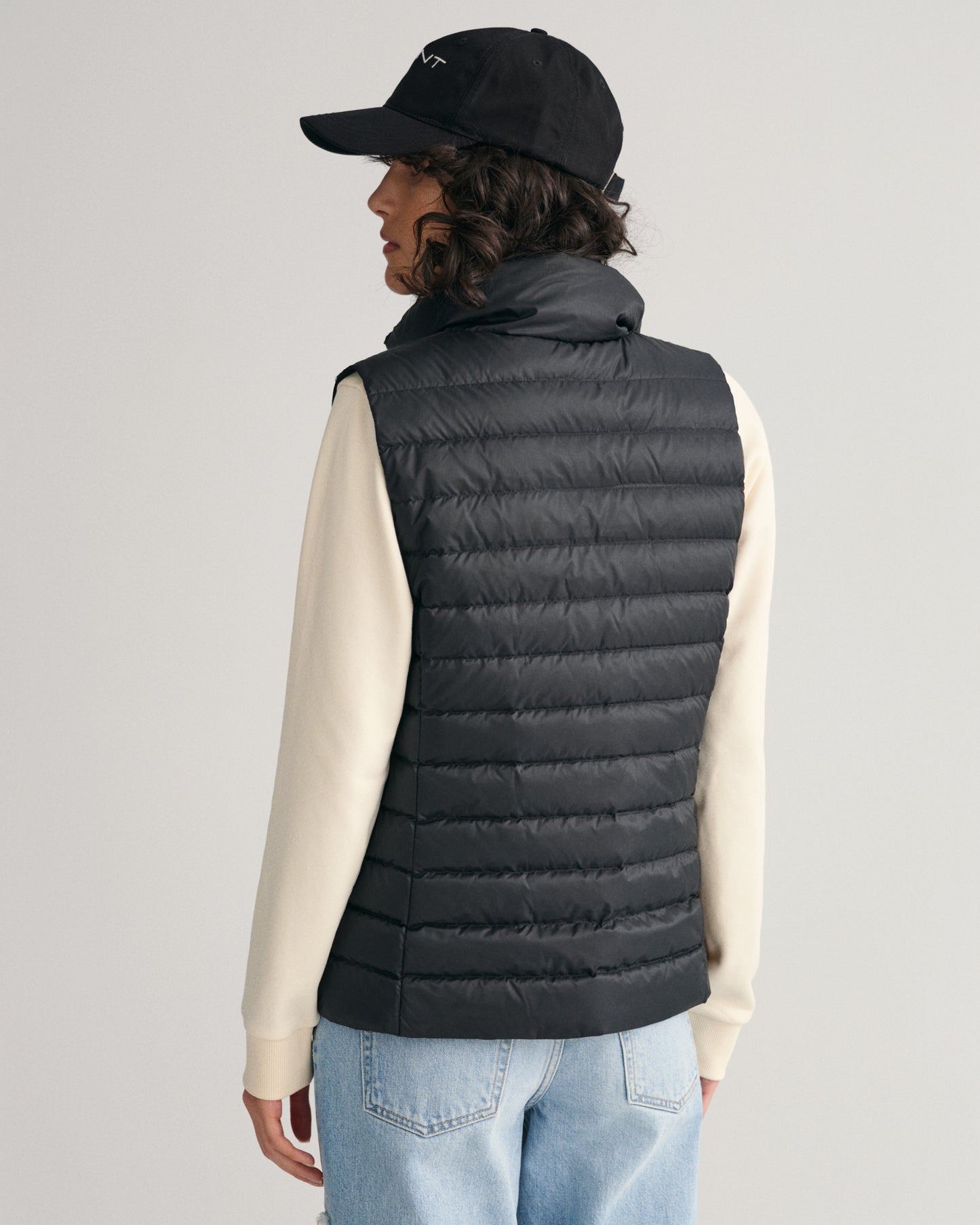 BLACK, LIGHT DOWN VEST, BACK-VIEW BY GANT AU.