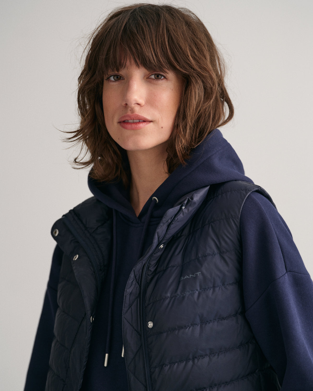 EVENING BLUE, LIGHT DOWN VEST, CLOSE-UP BY GANT AU.