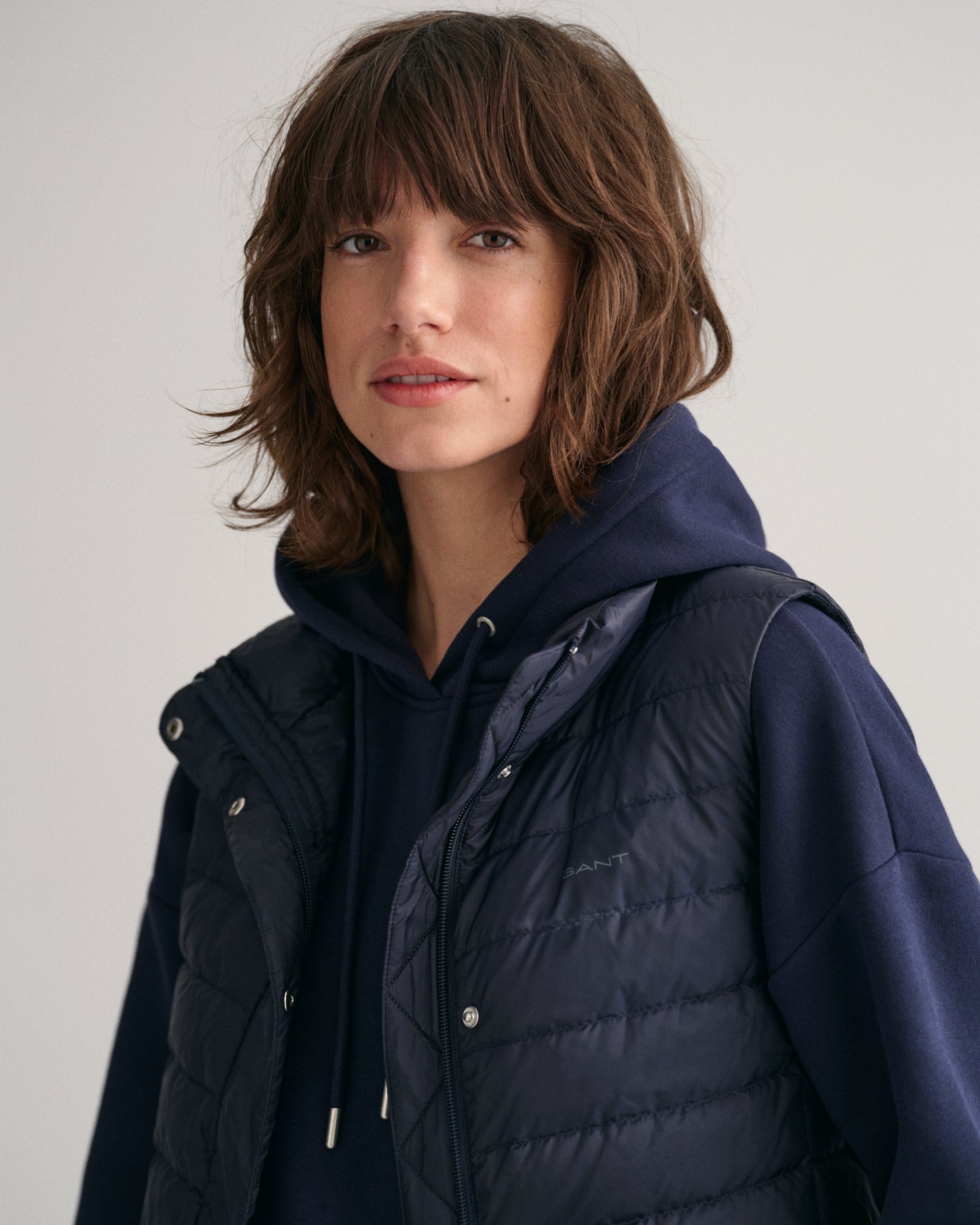 EVENING BLUE, LIGHT DOWN VEST, CLOSE-UP BY GANT AU.