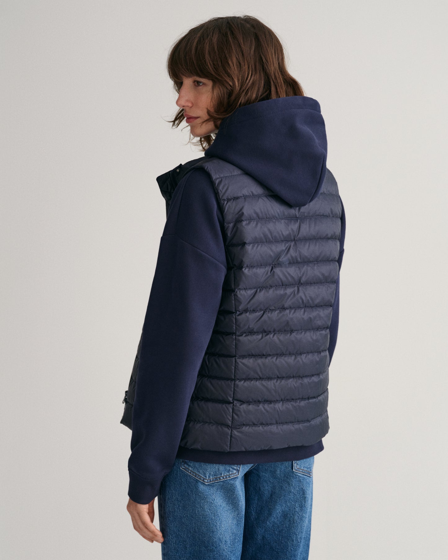 EVENING BLUE, LIGHT DOWN VEST, BACK-VIEW BY GANT AU.