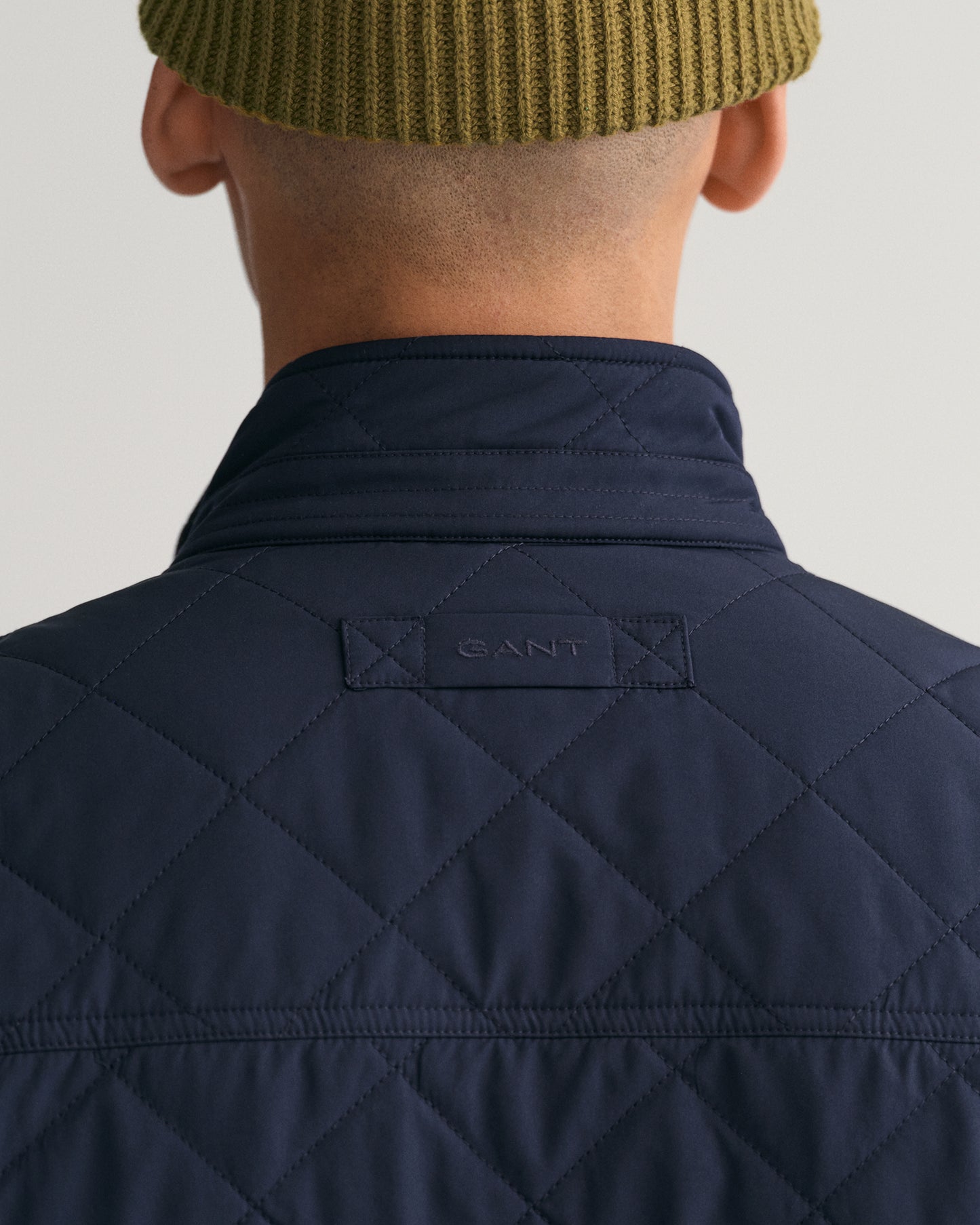 EVENING BLUE, QUILTED WINDCHEATER VEST, CLOSE-UP BY GANT AU.
