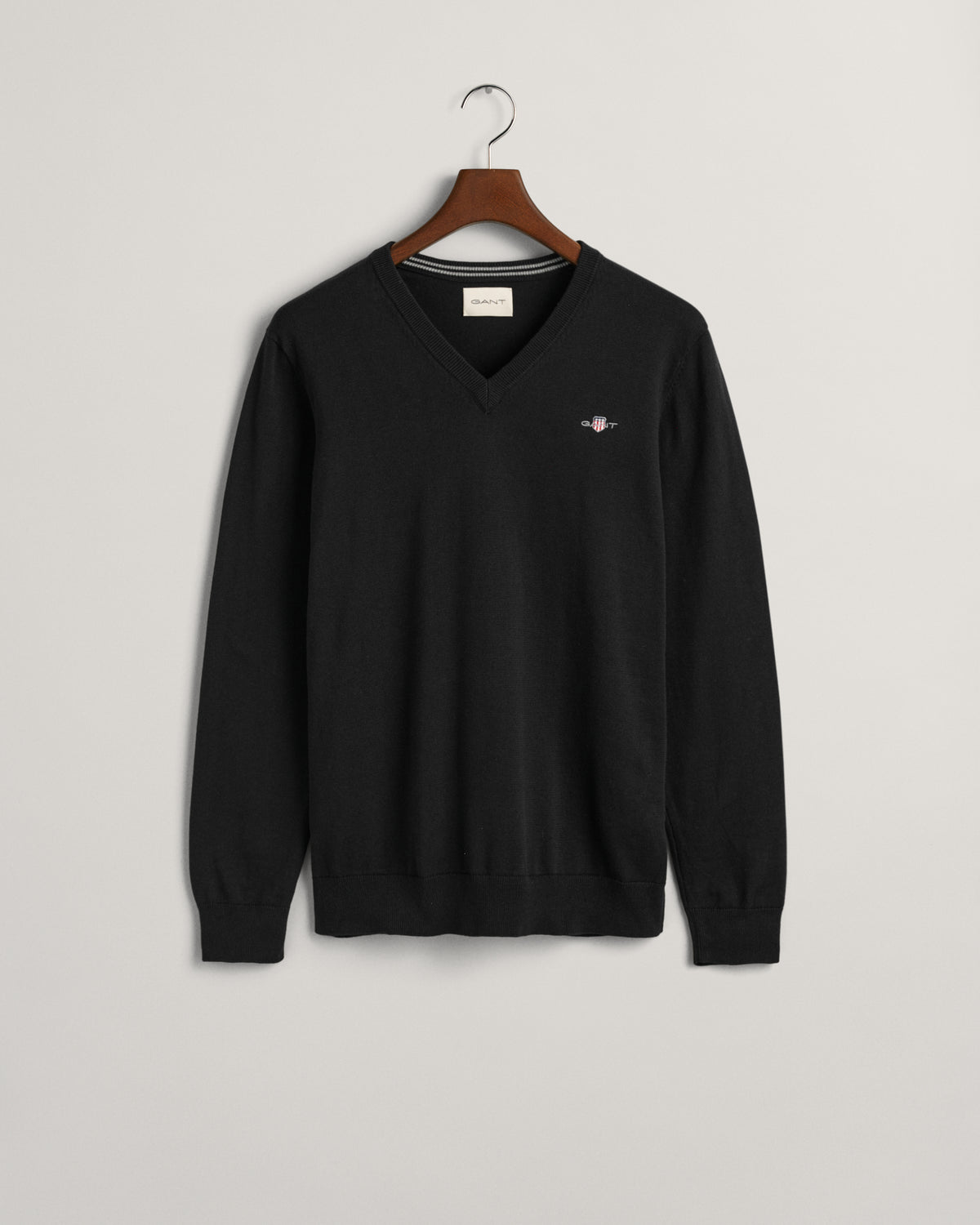 BLACK, CLASSIC COTTON V-NECK, FLAT-LAY BY GANT AU.