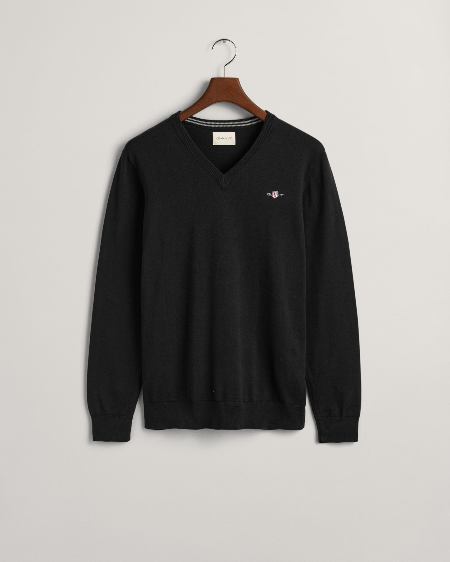 BLACK, CLASSIC COTTON V-NECK, FLAT-LAY BY GANT AU.