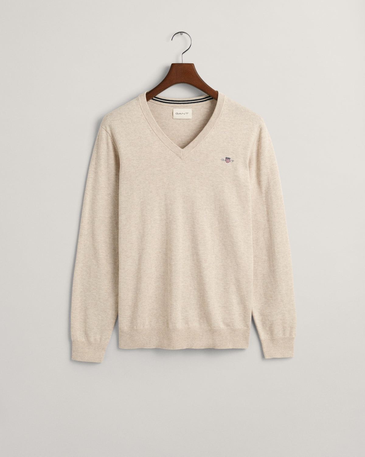 LIGHT BEIGE MELANGE, CLASSIC COTTON V-NECK, FLAT-LAY BY GANT AU.