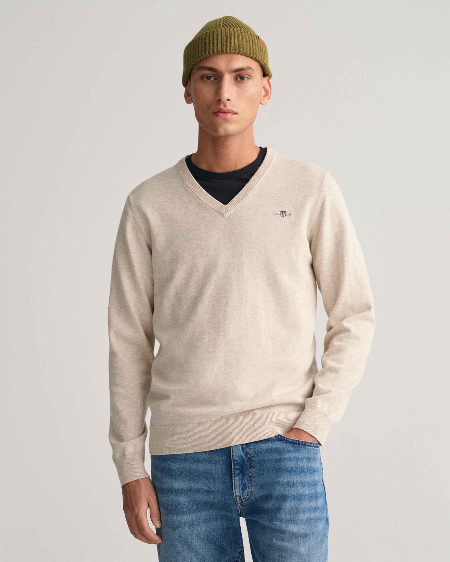 LIGHT BEIGE MELANGE, CLASSIC COTTON V-NECK, FRONT-VIEW BY GANT AU.