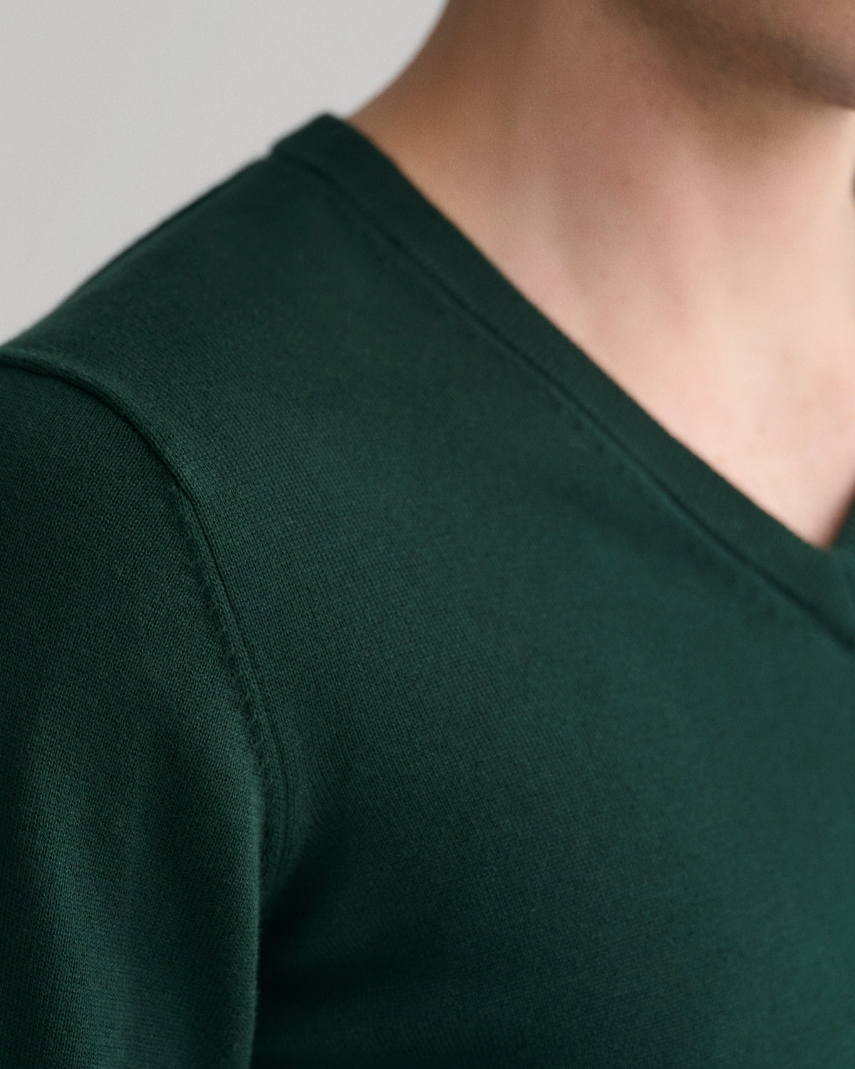 TARTAN GREEN, CLASSIC COTTON V-NECK, CLOSE-UP BY GANT AU.