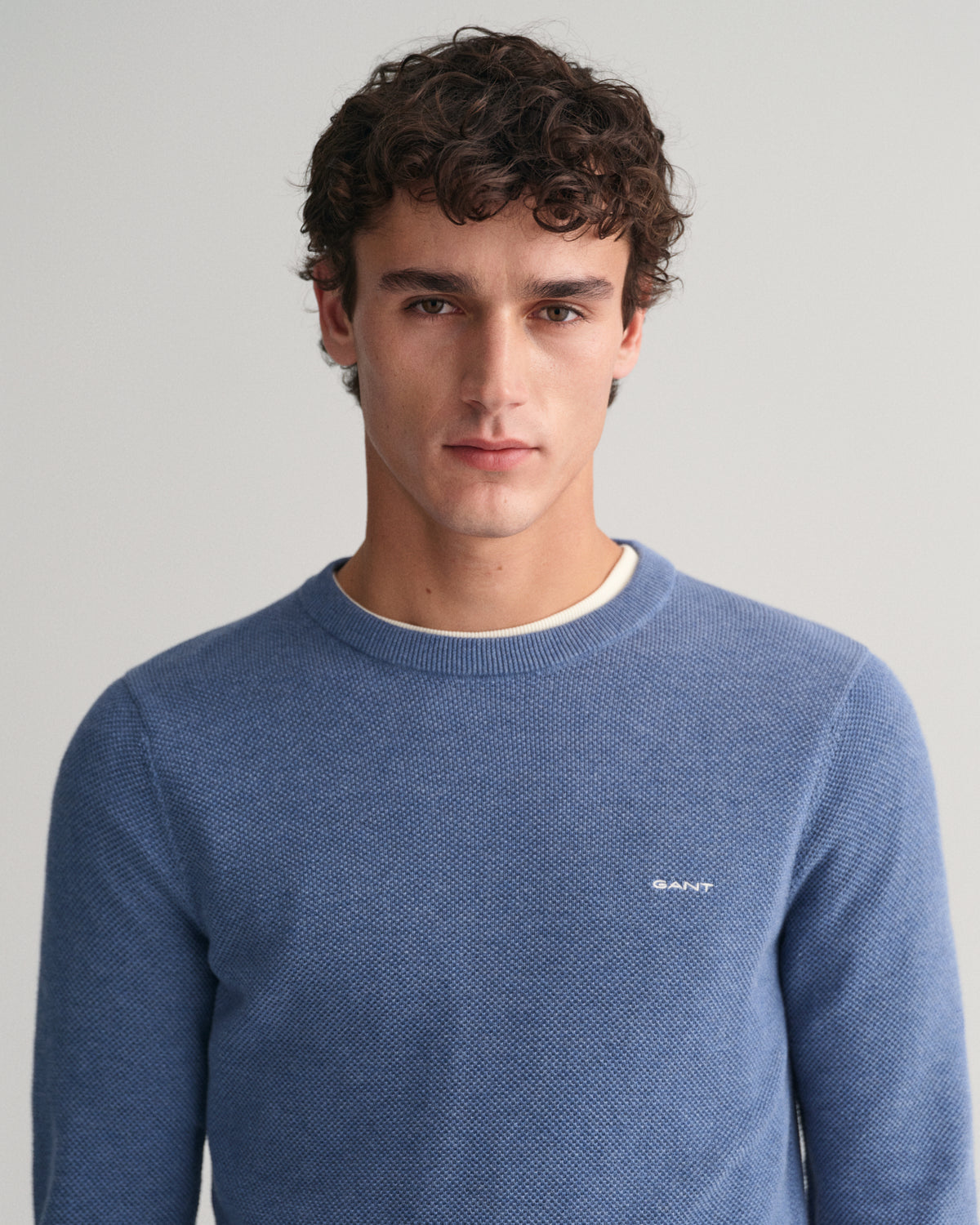 DENIM BLUE MELANGE, COTTON PIQUE C-NECK, CLOSE-UP BY GANT AU.