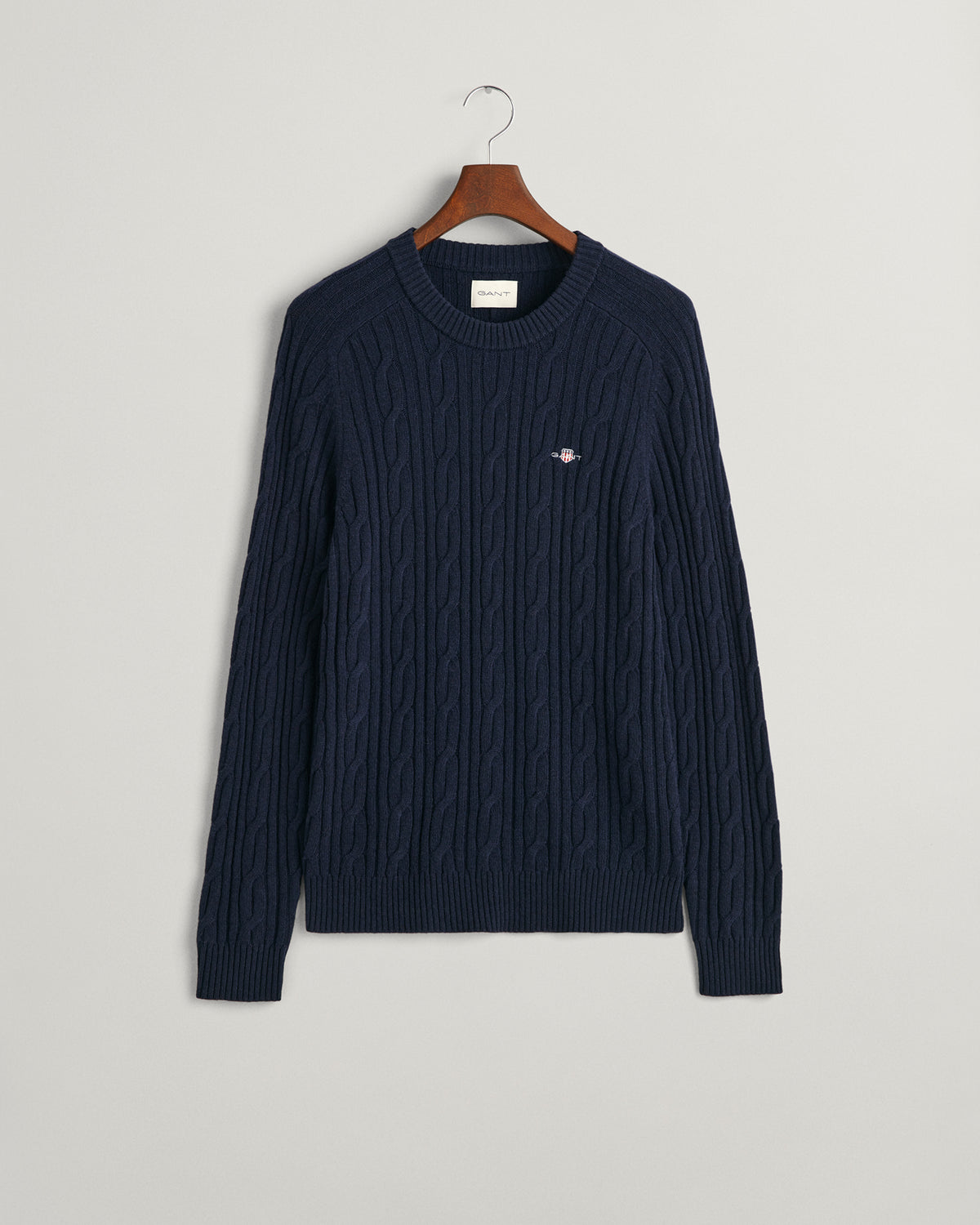 EVENING BLUE, LAMBSWOOL CABLE C-NECK, FLAT-LAY BY GANT AU.