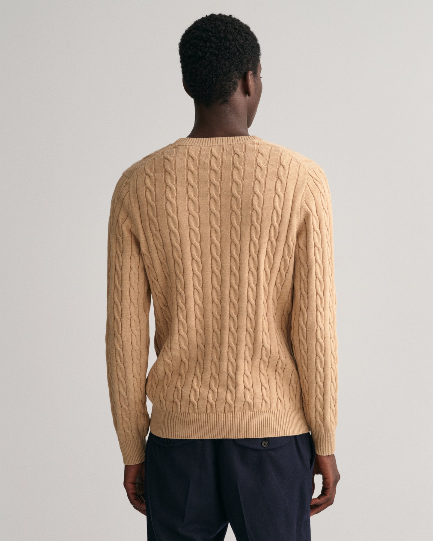 KHAKI MELANGE, COTTON CABLE C-NECK, BACK-VIEW BY GANT AU.