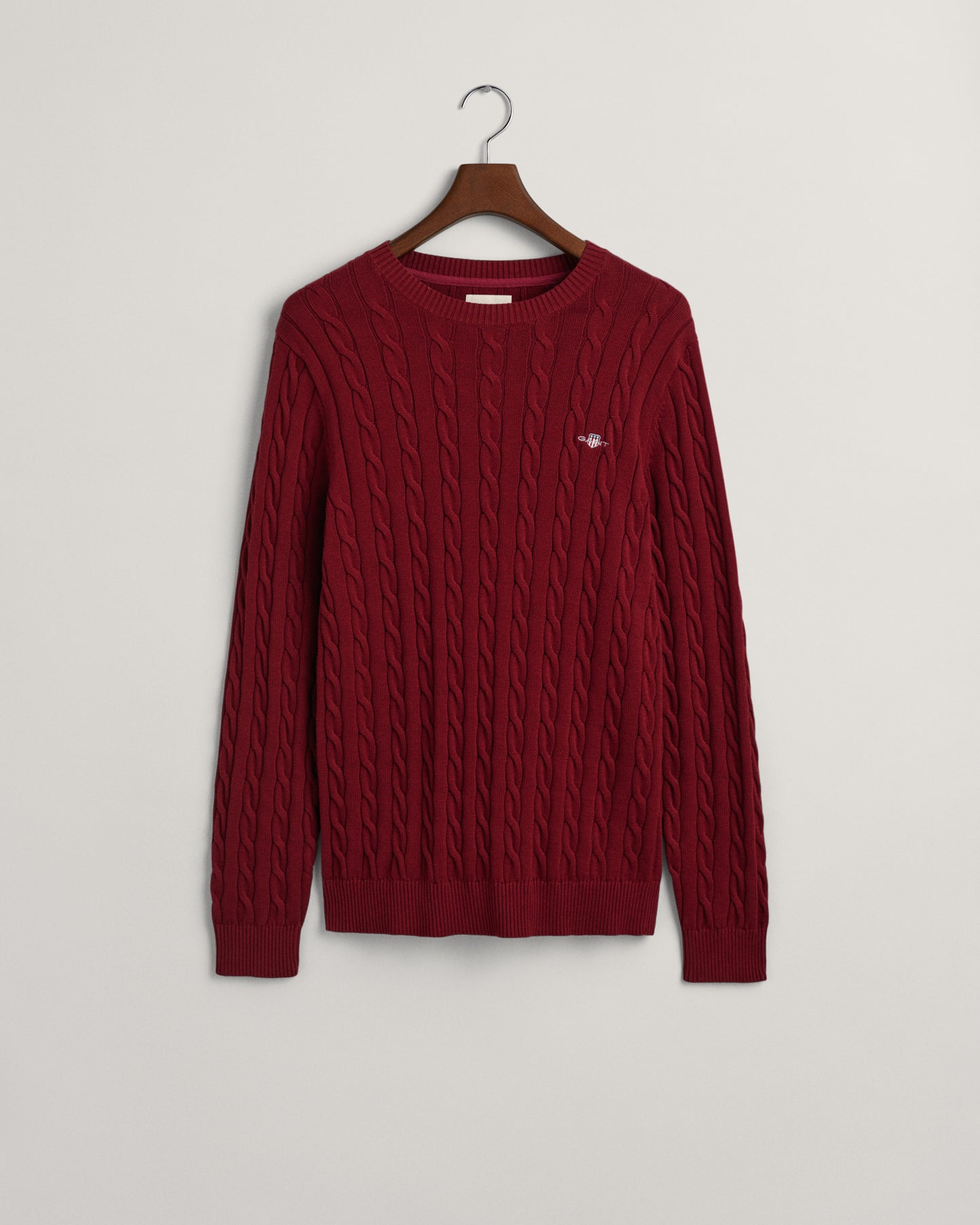 PLUMPED RED, COTTON CABLE C-NECK, FLAT-LAY BY GANT AU.