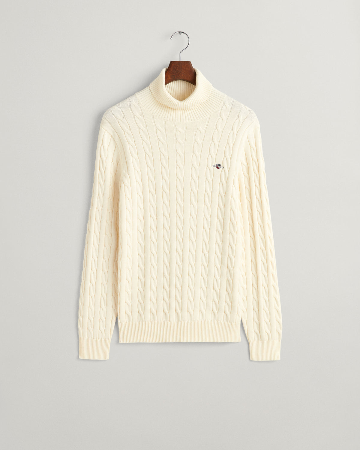 CREAM, COTTON CABLE TURTLE NECK, FLAT-LAY BY GANT AU.