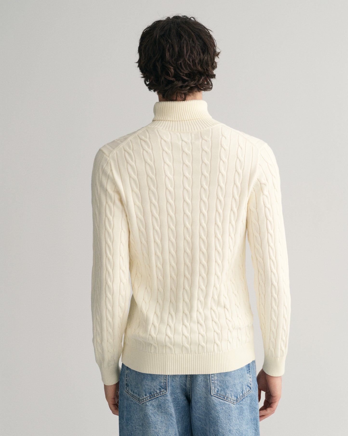 CREAM, COTTON CABLE TURTLE NECK, BACK-VIEW BY GANT AU.