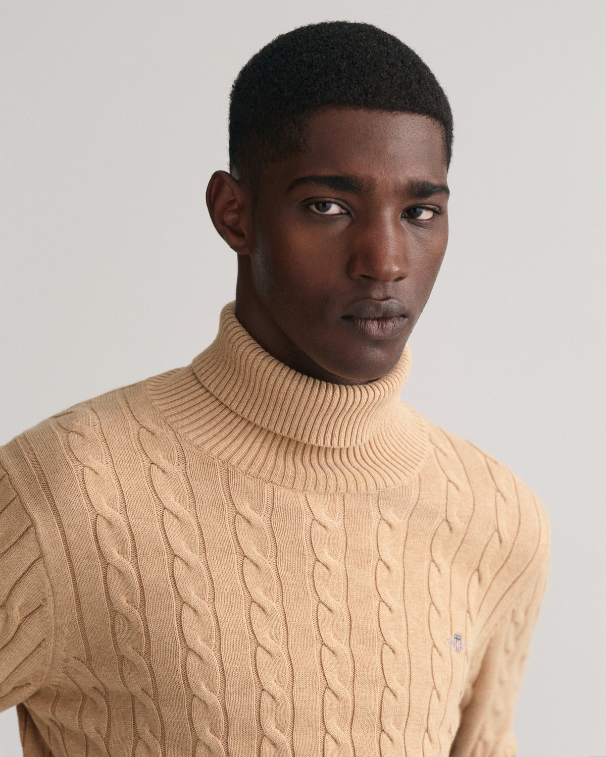 KHAKI MELANGE, COTTON CABLE TURTLE NECK, CLOSE-UP BY GANT AU.
