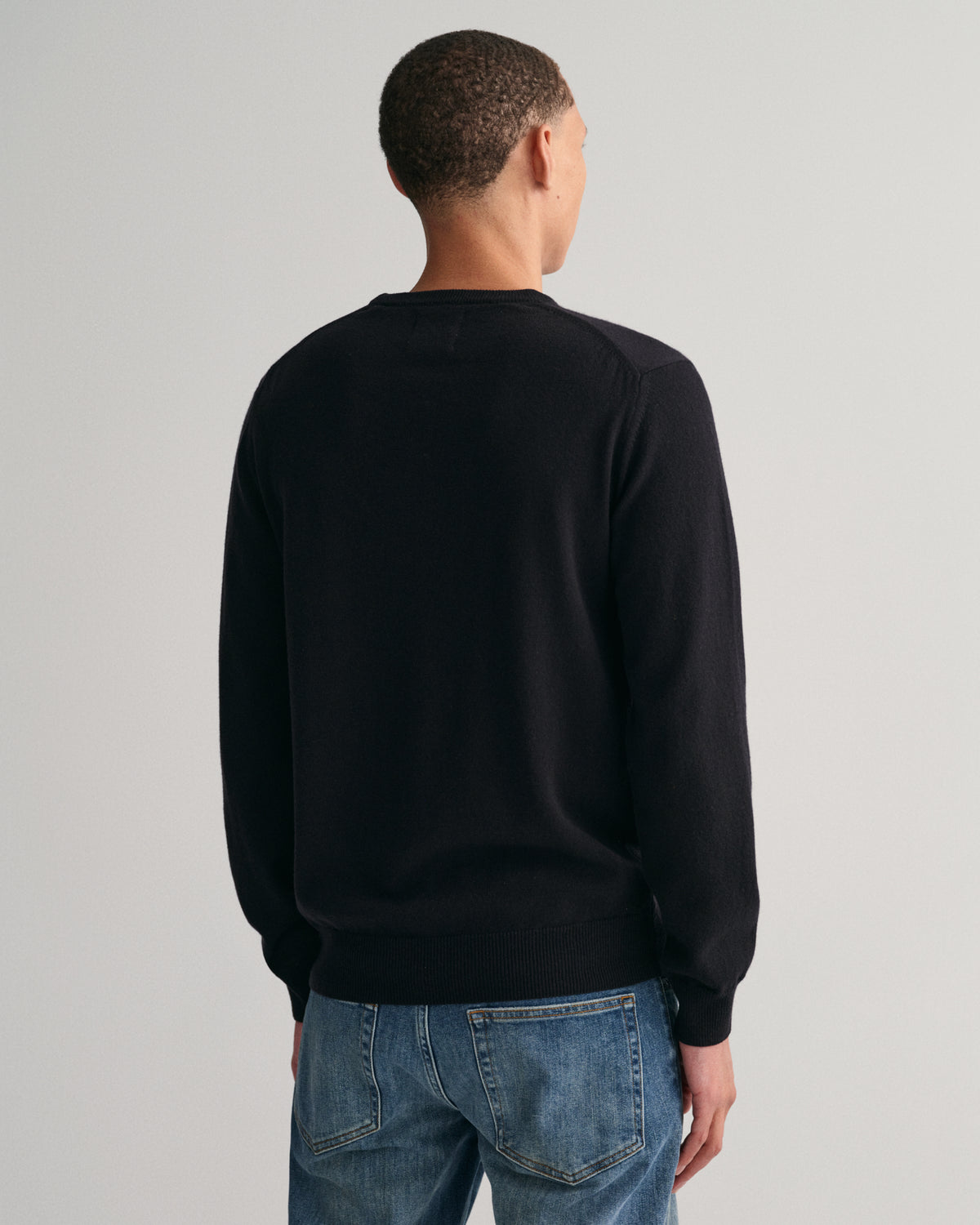 BLACK, SUPERFINE LAMBSWOOL C-NECK, BACK-VIEW BY GANT AU.