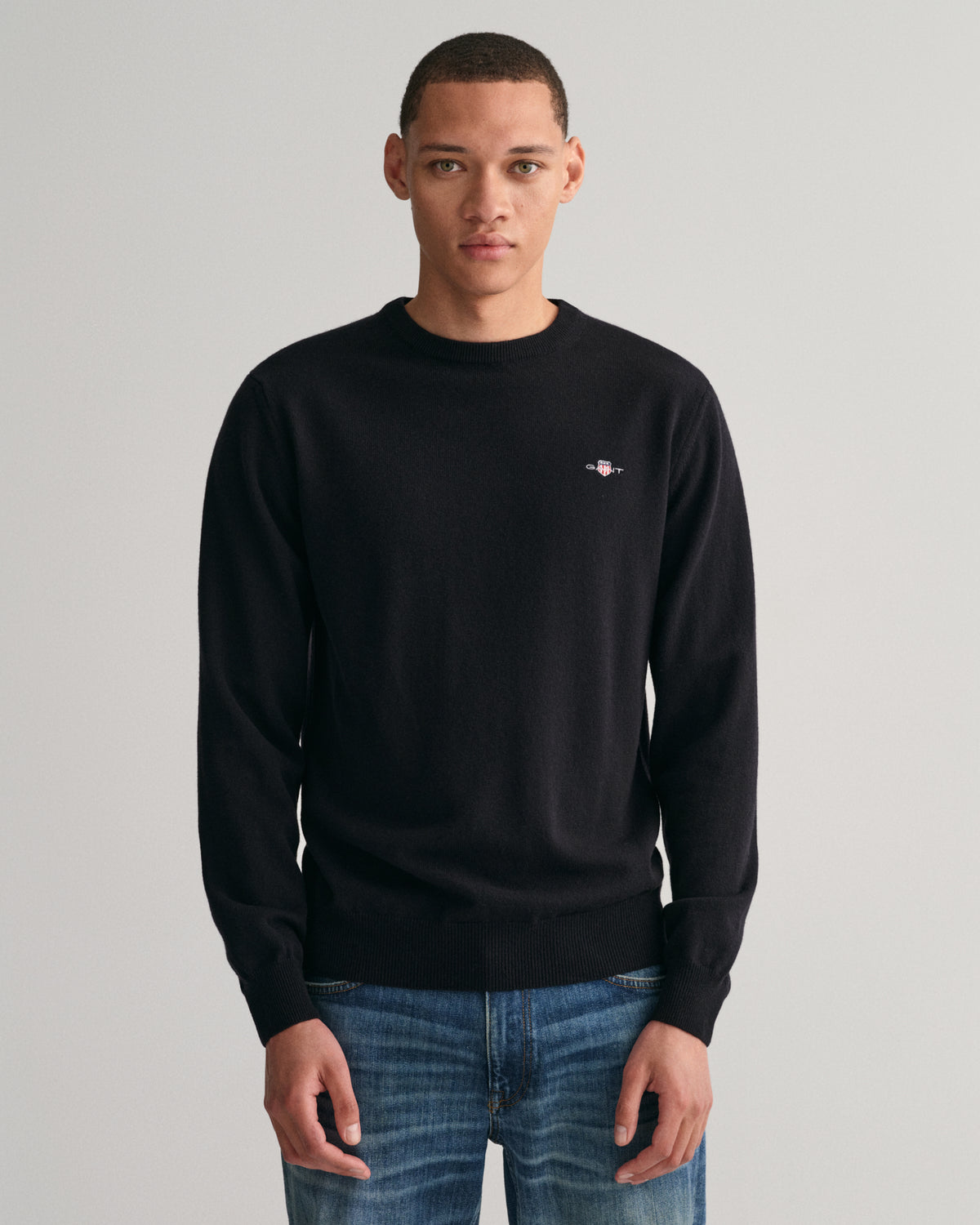 BLACK, SUPERFINE LAMBSWOOL C-NECK, FRONT-VIEW BY GANT AU.