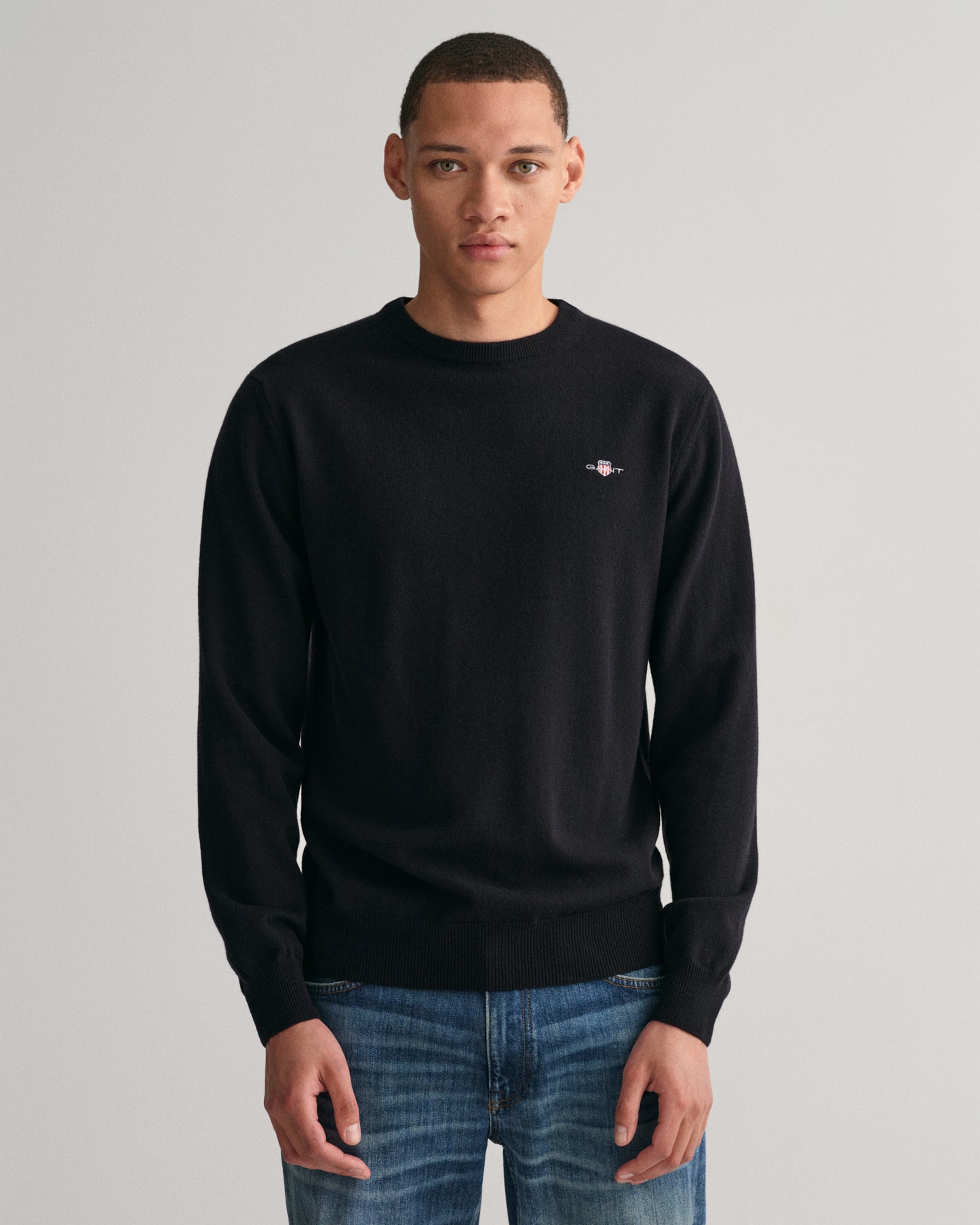 BLACK, SUPERFINE LAMBSWOOL C-NECK, FRONT-VIEW BY GANT AU.