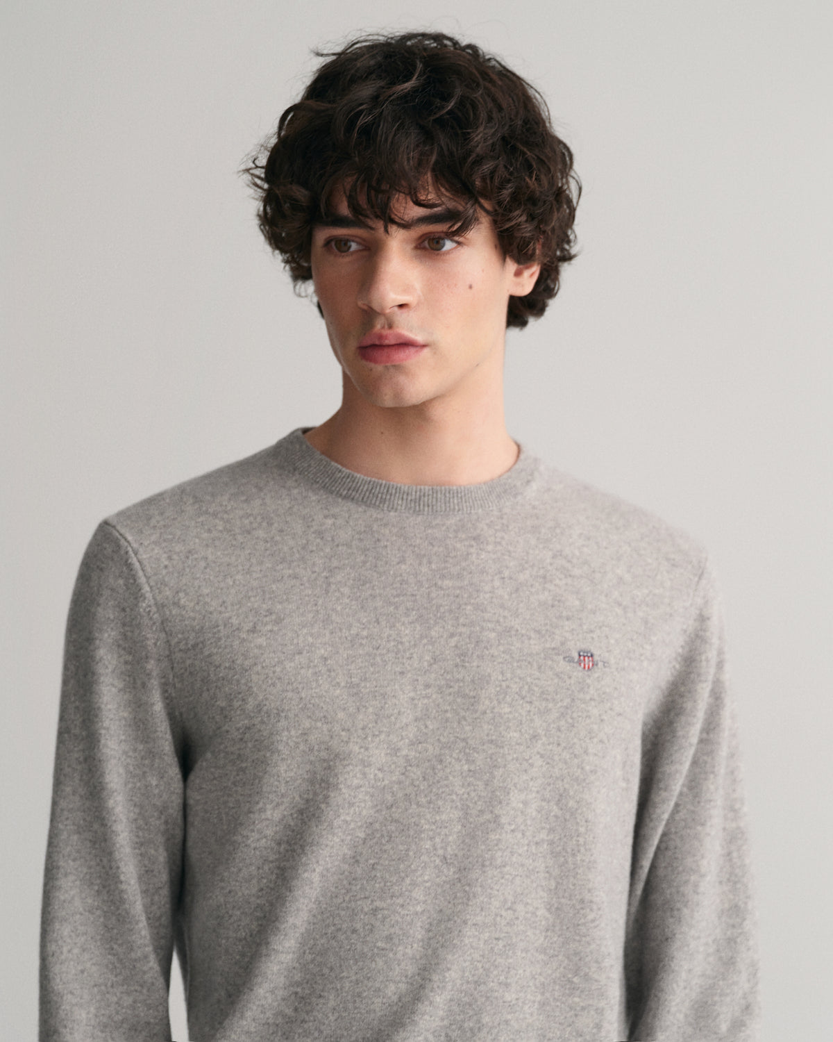 GREY MELANGE, SUPERFINE LAMBSWOOL C-NECK, CLOSE-UP BY GANT AU.
