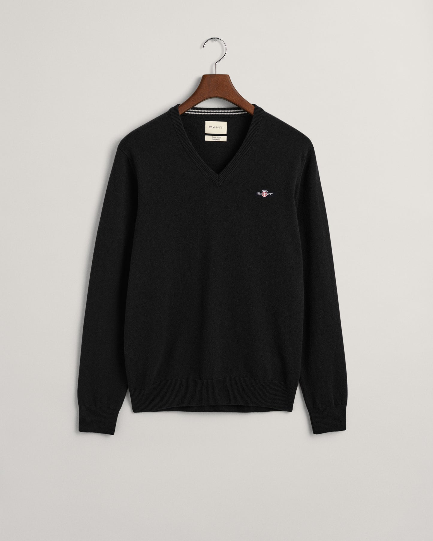 BLACK, SUPERFINE LAMBSWOOL V-NECK, FLAT-LAY BY GANT AU.