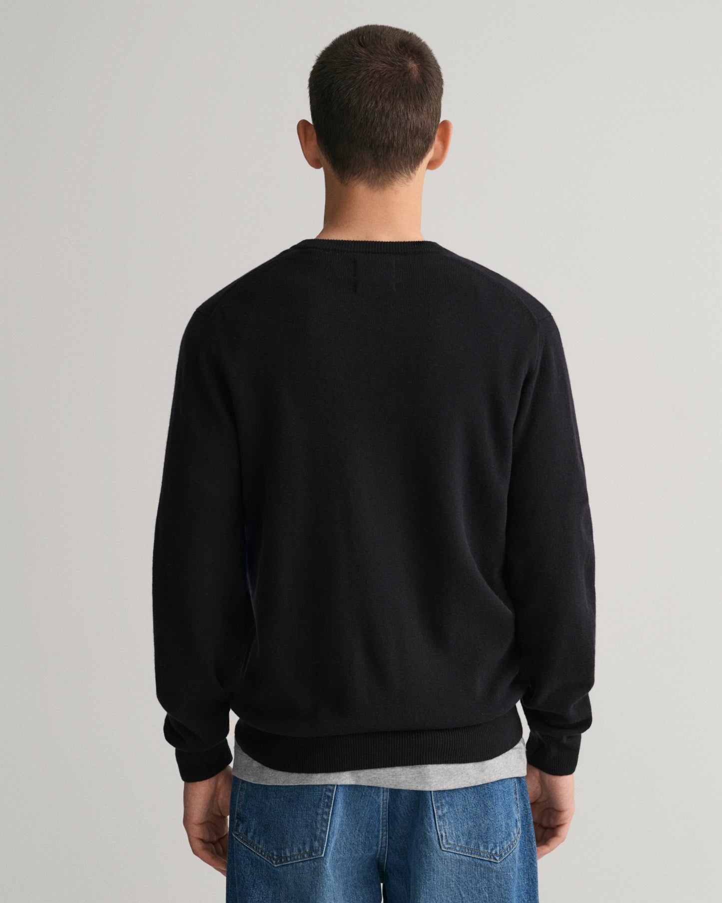 BLACK, SUPERFINE LAMBSWOOL V-NECK, BACK-VIEW BY GANT AU.