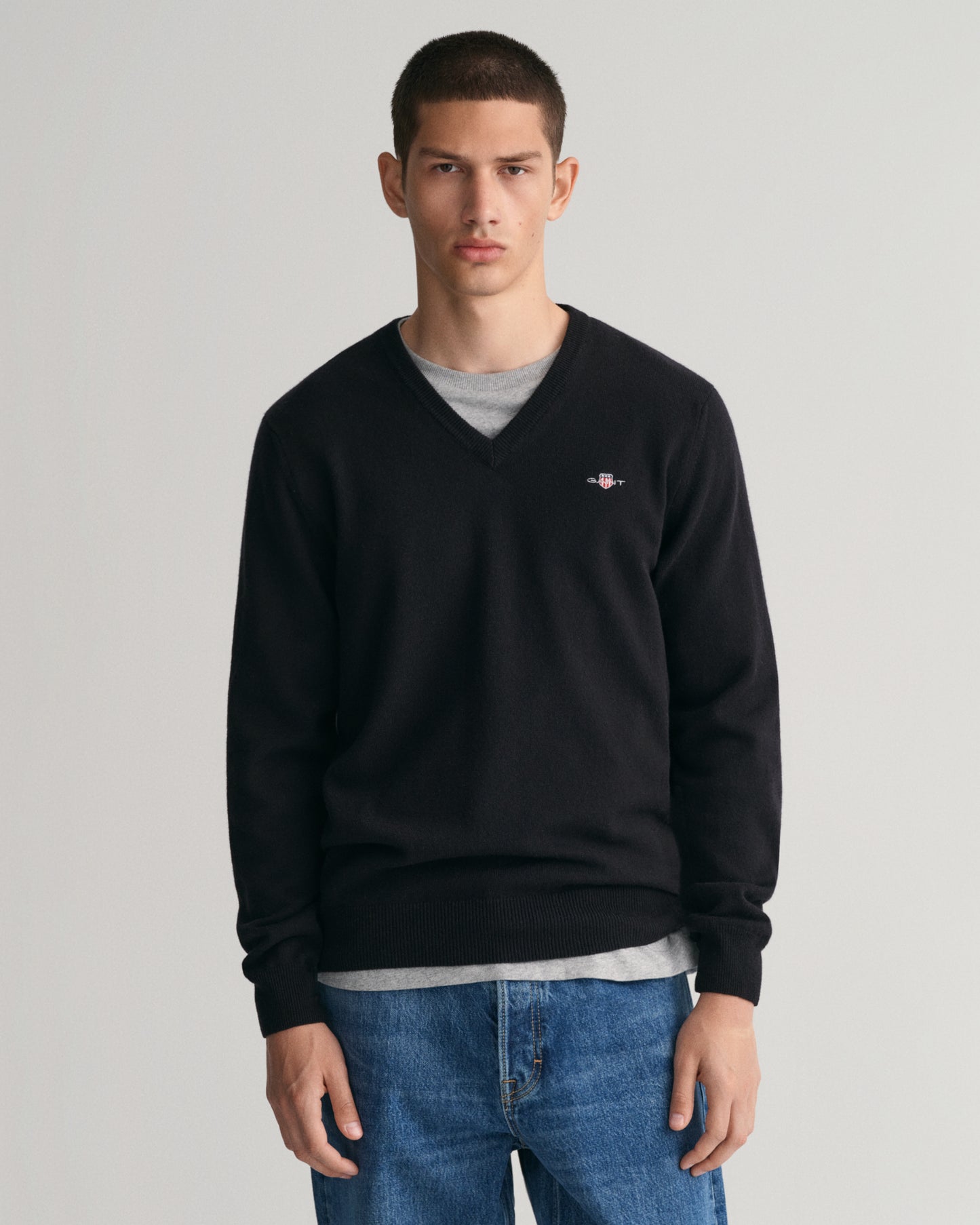 BLACK, SUPERFINE LAMBSWOOL V-NECK, FRONT-VIEW BY GANT AU.