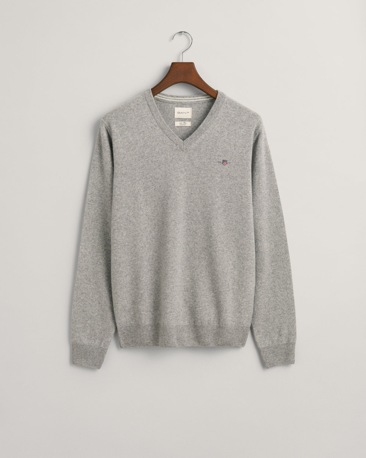 GREY MELANGE, SUPERFINE LAMBSWOOL V-NECK, FLAT-LAY BY GANT AU.