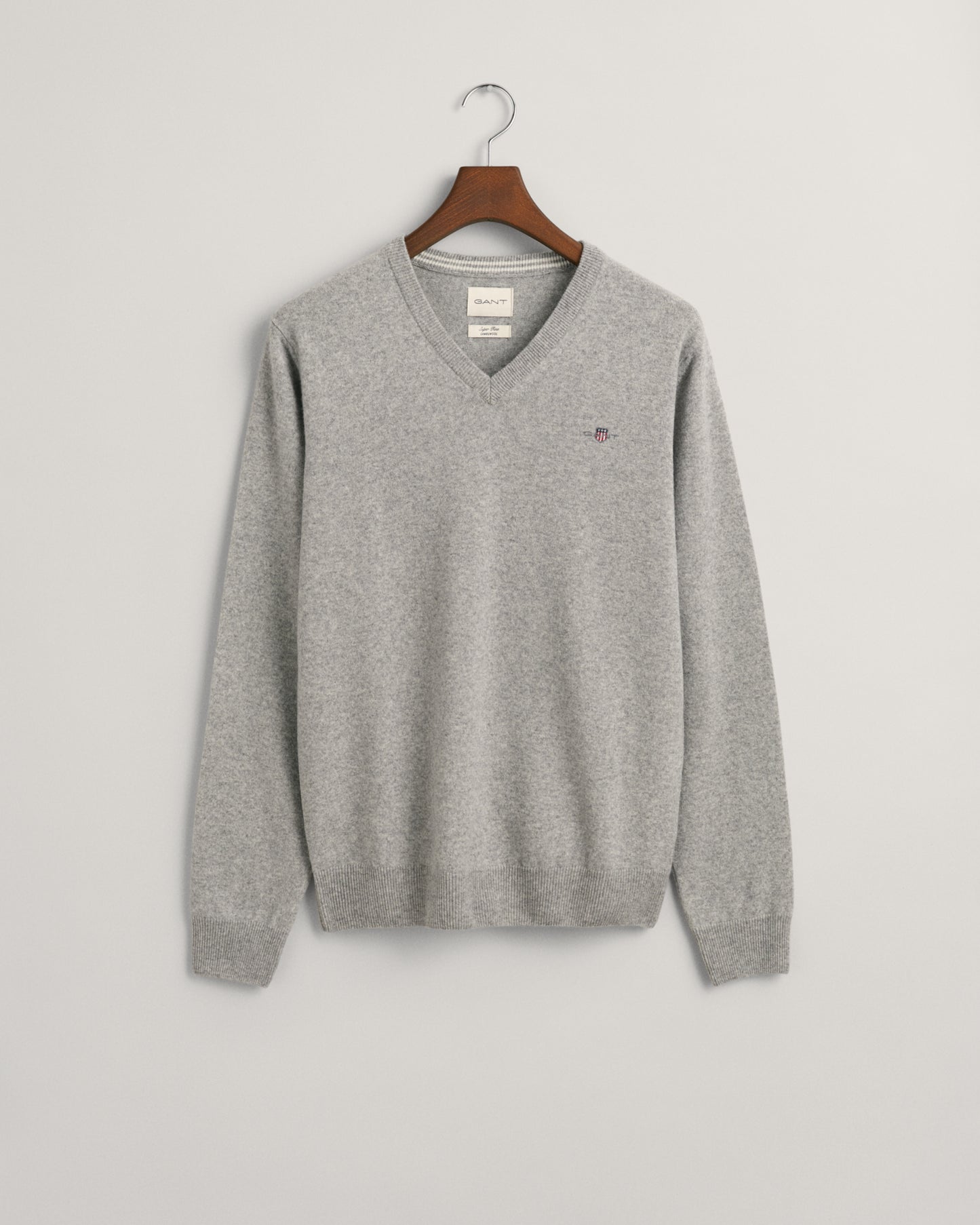GREY MELANGE, SUPERFINE LAMBSWOOL V-NECK, FLAT-LAY BY GANT AU.