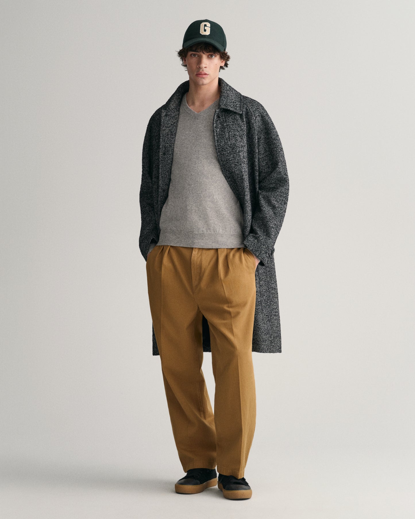 GREY MELANGE, SUPERFINE LAMBSWOOL V-NECK BY GANT AU.