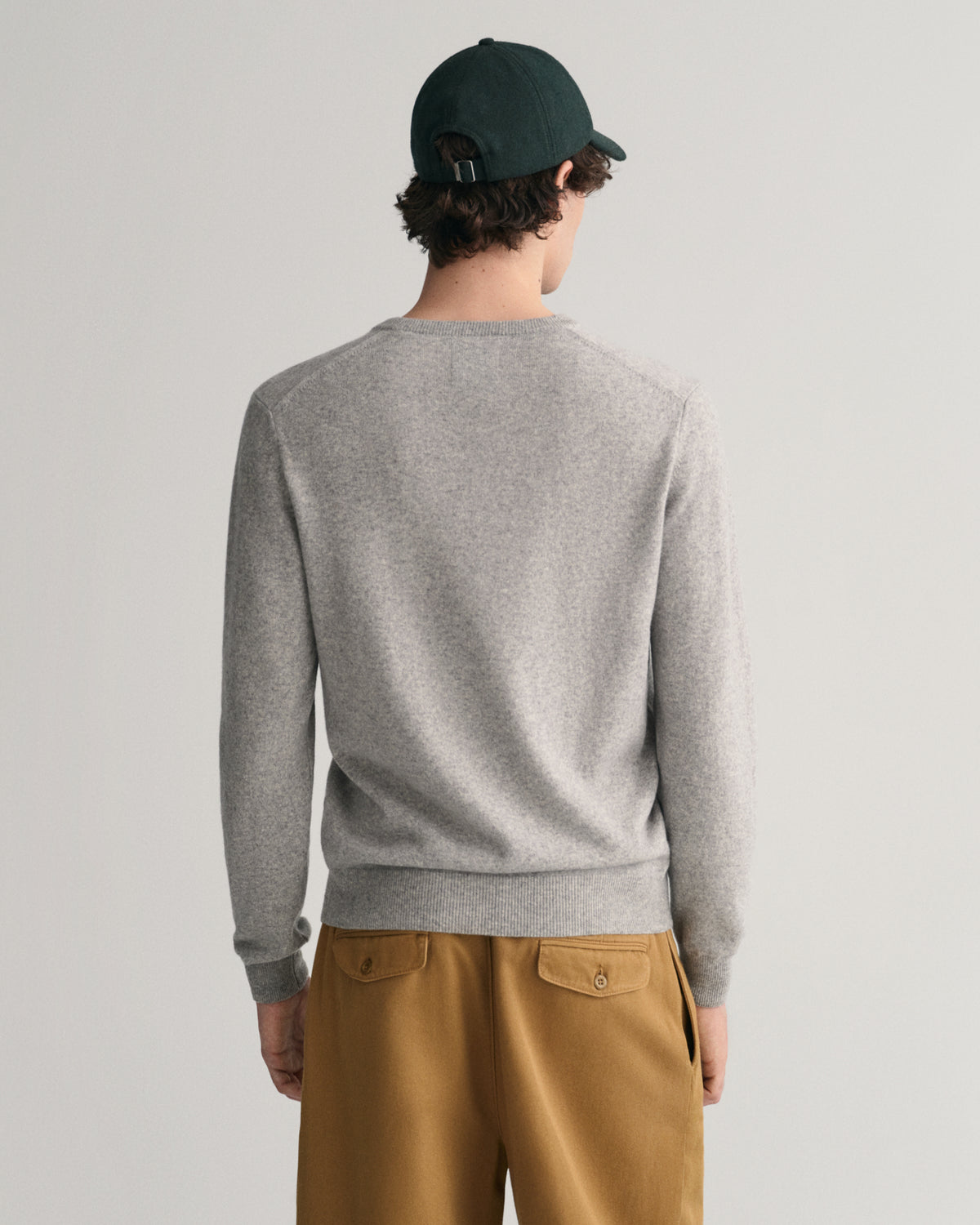 GREY MELANGE, SUPERFINE LAMBSWOOL V-NECK, BACK-VIEW BY GANT AU.