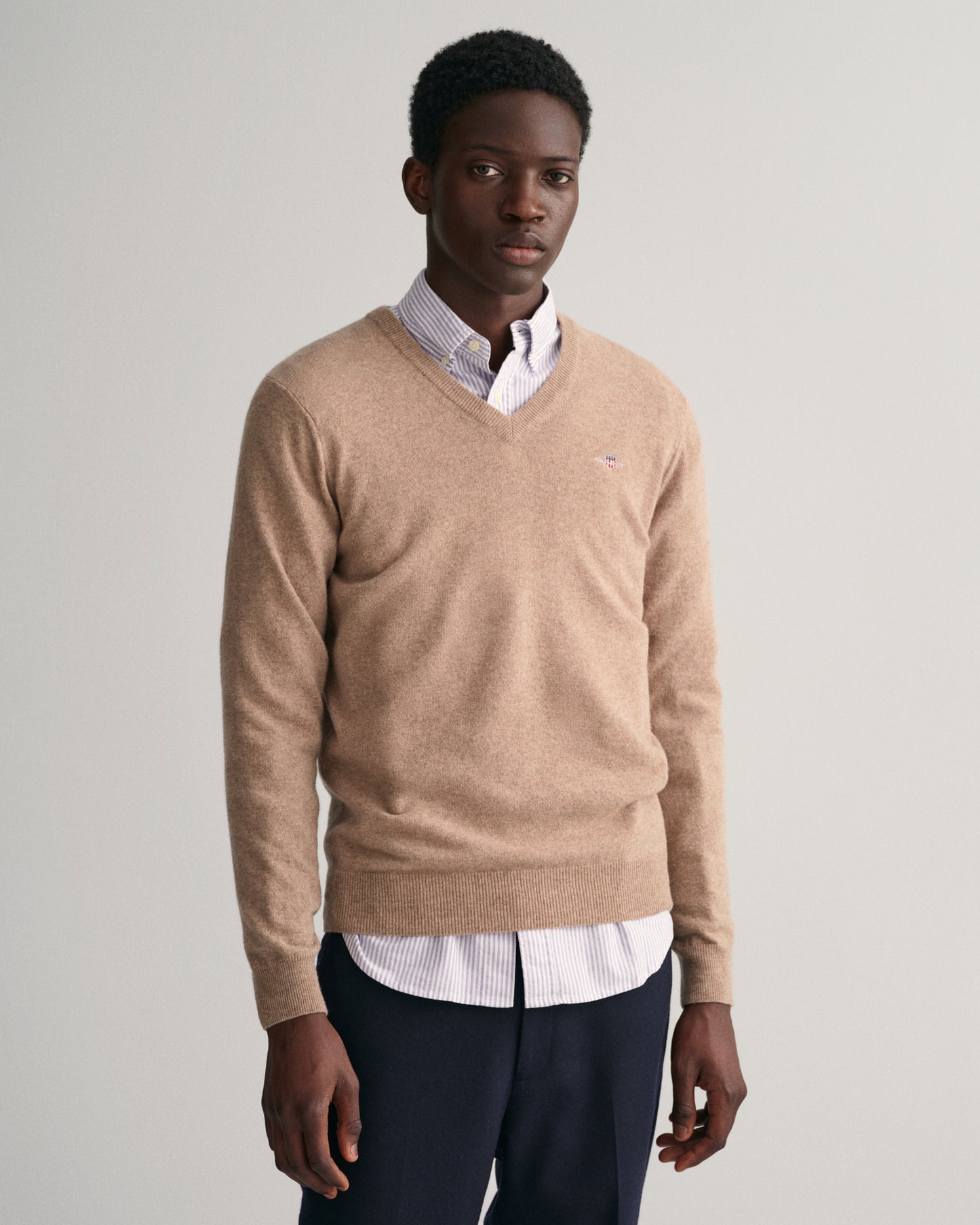 DK SAND MELANGE, SUPERFINE LAMBSWOOL V-NECK, CLOSE-UP BY GANT AU.